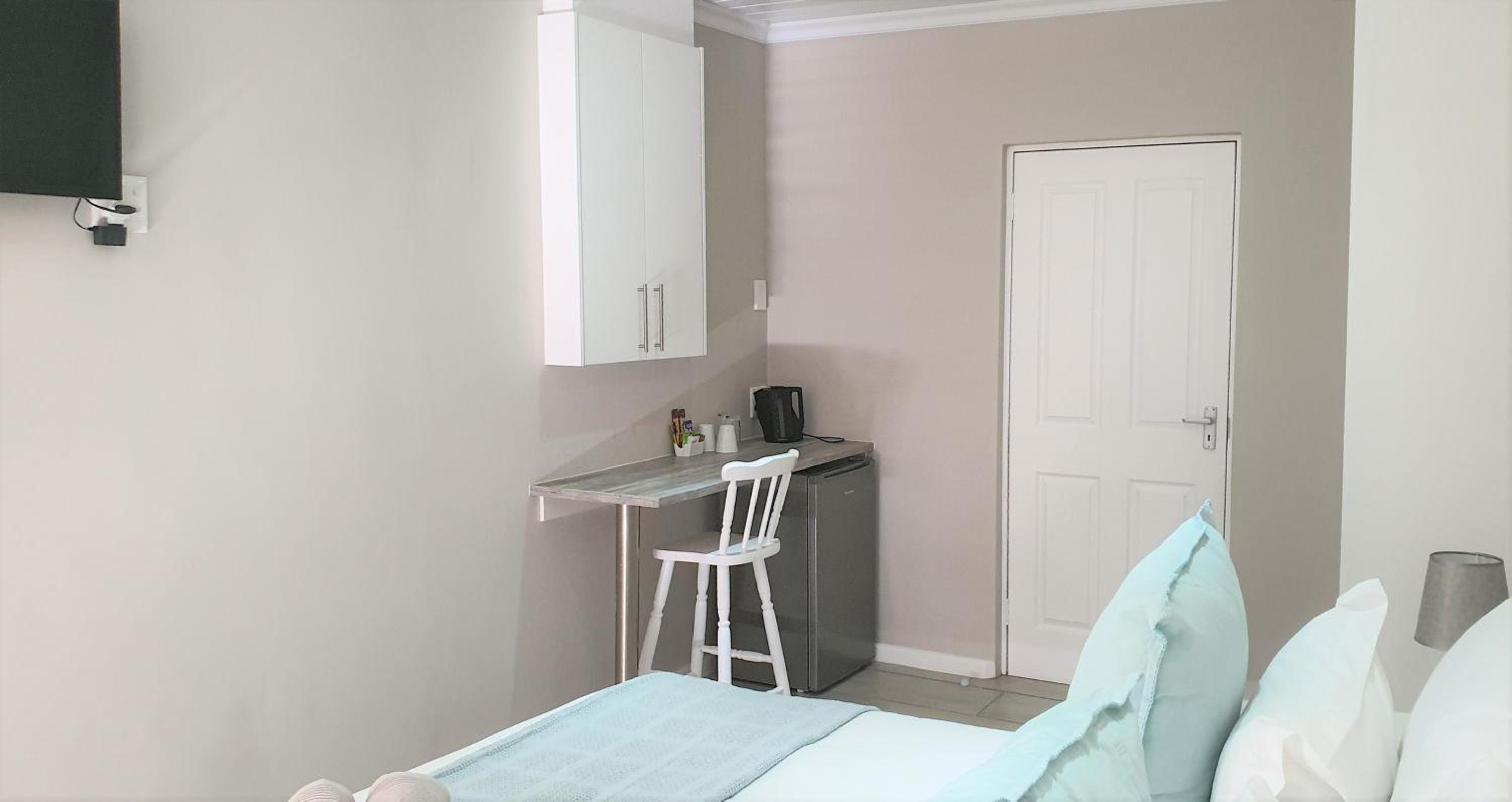 King Room with Roll-In Shower - Disability Access - Photo 3