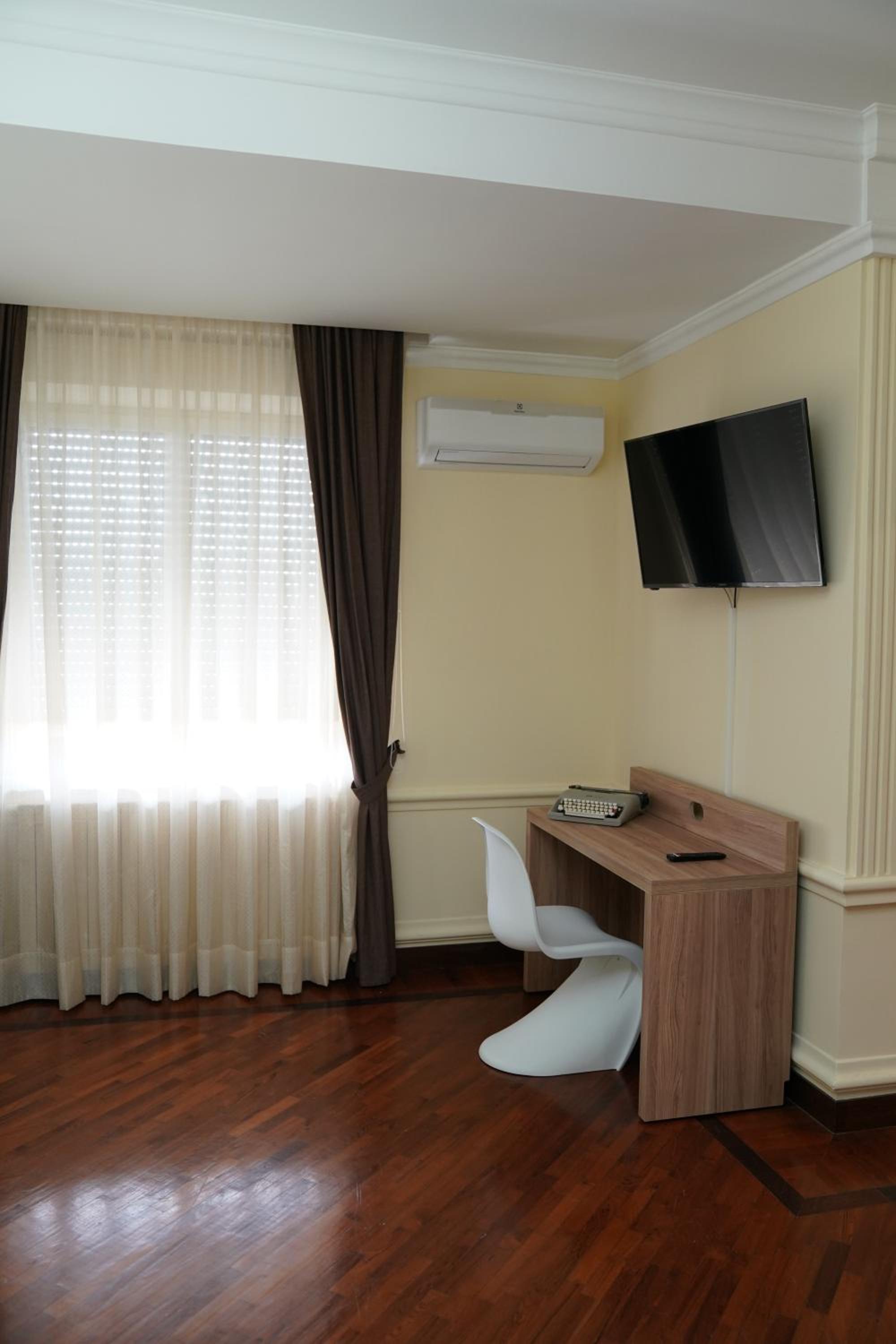 Quadruple Room with Bath - Photo 1
