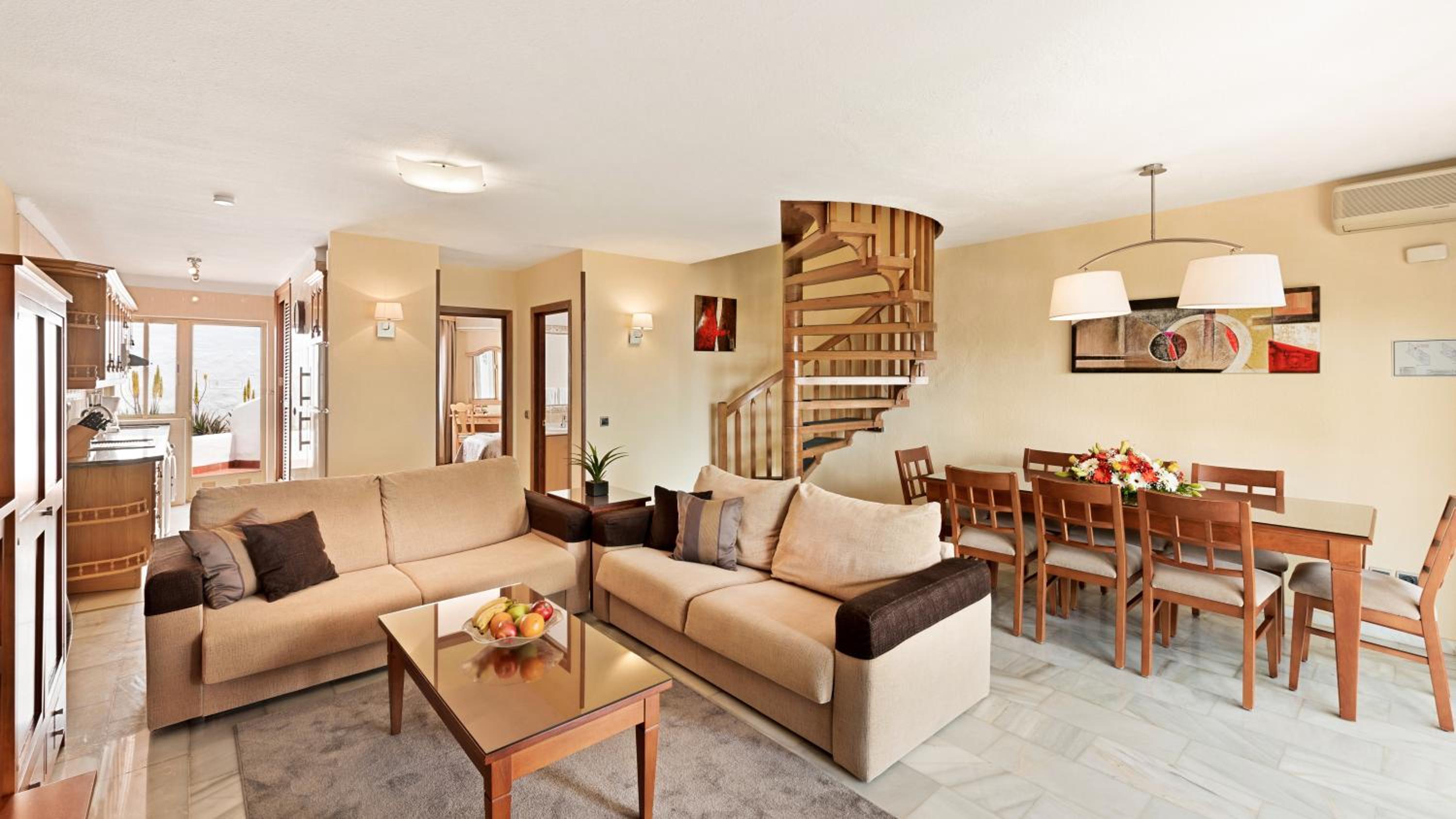 Classic Three-Bedroom Apartment with Partial Sea View and Terrace photo 1
