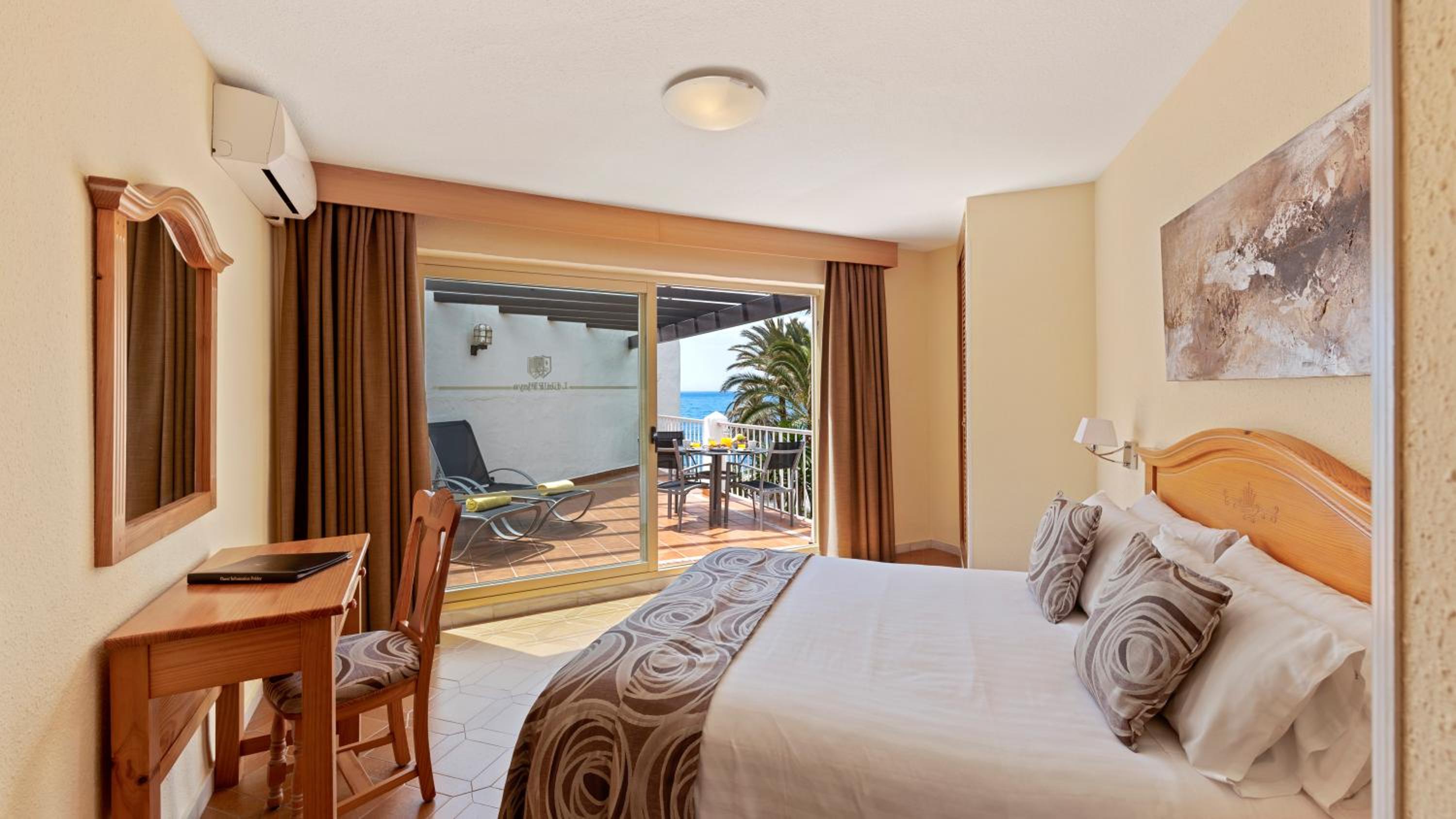 Classic Three-Bedroom Apartment with Partial Sea View and Terrace photo 3