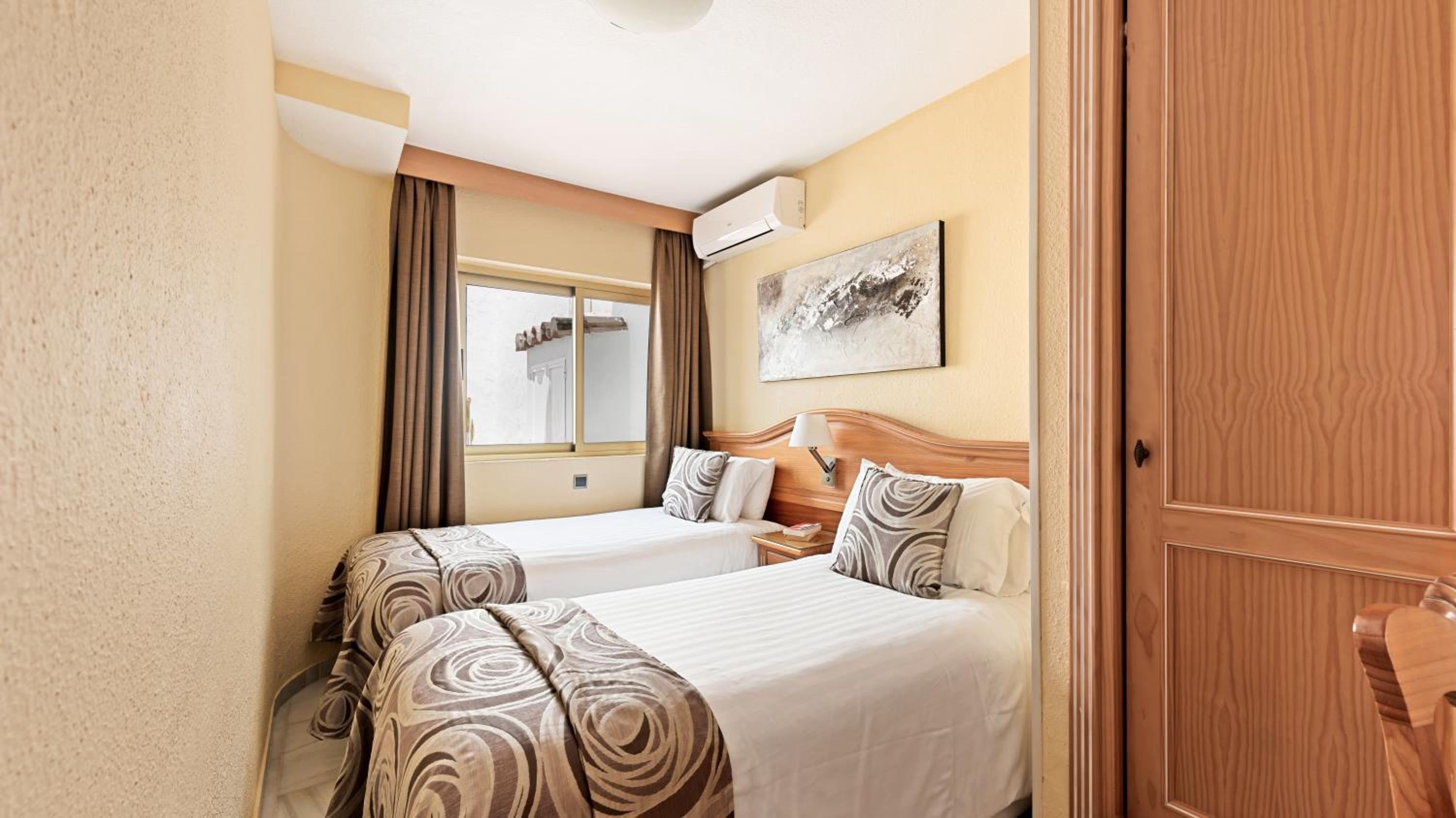 Classic One-Bedroom Apartment with Partial Sea View and Terrace photo 1