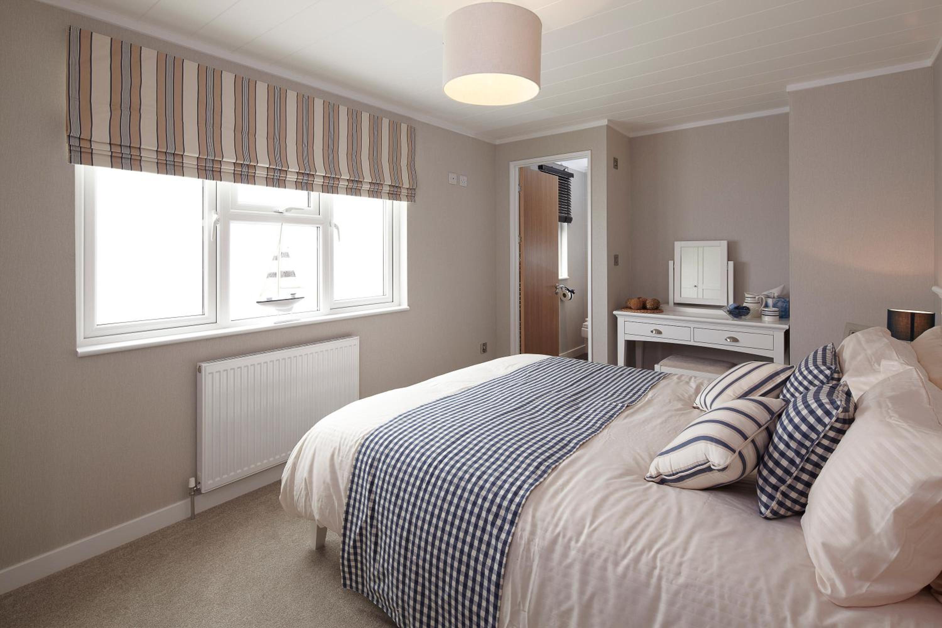 Indulgent 4 Berth Lodge with Roof Terrace and Hot Tub Pet Free
