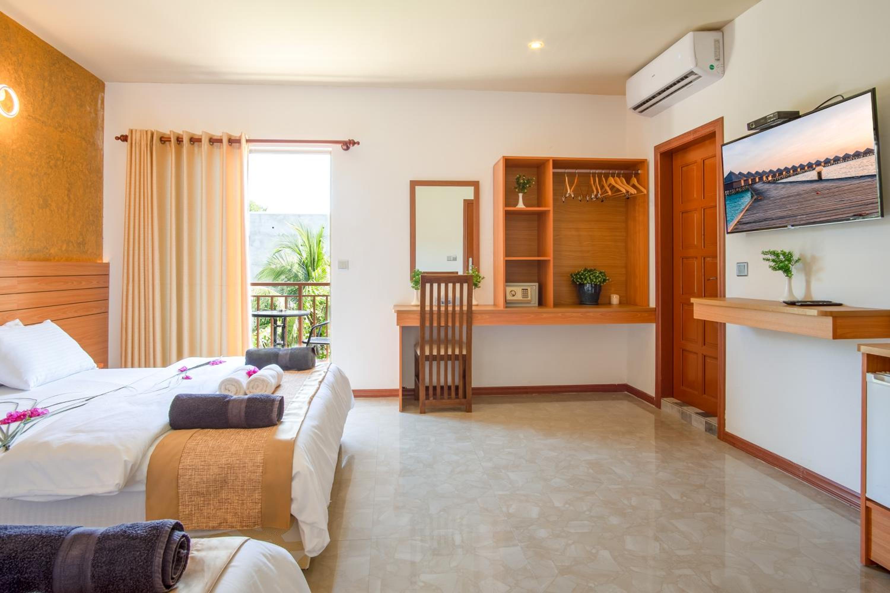 Superior Suite with Balcony - Photo 11