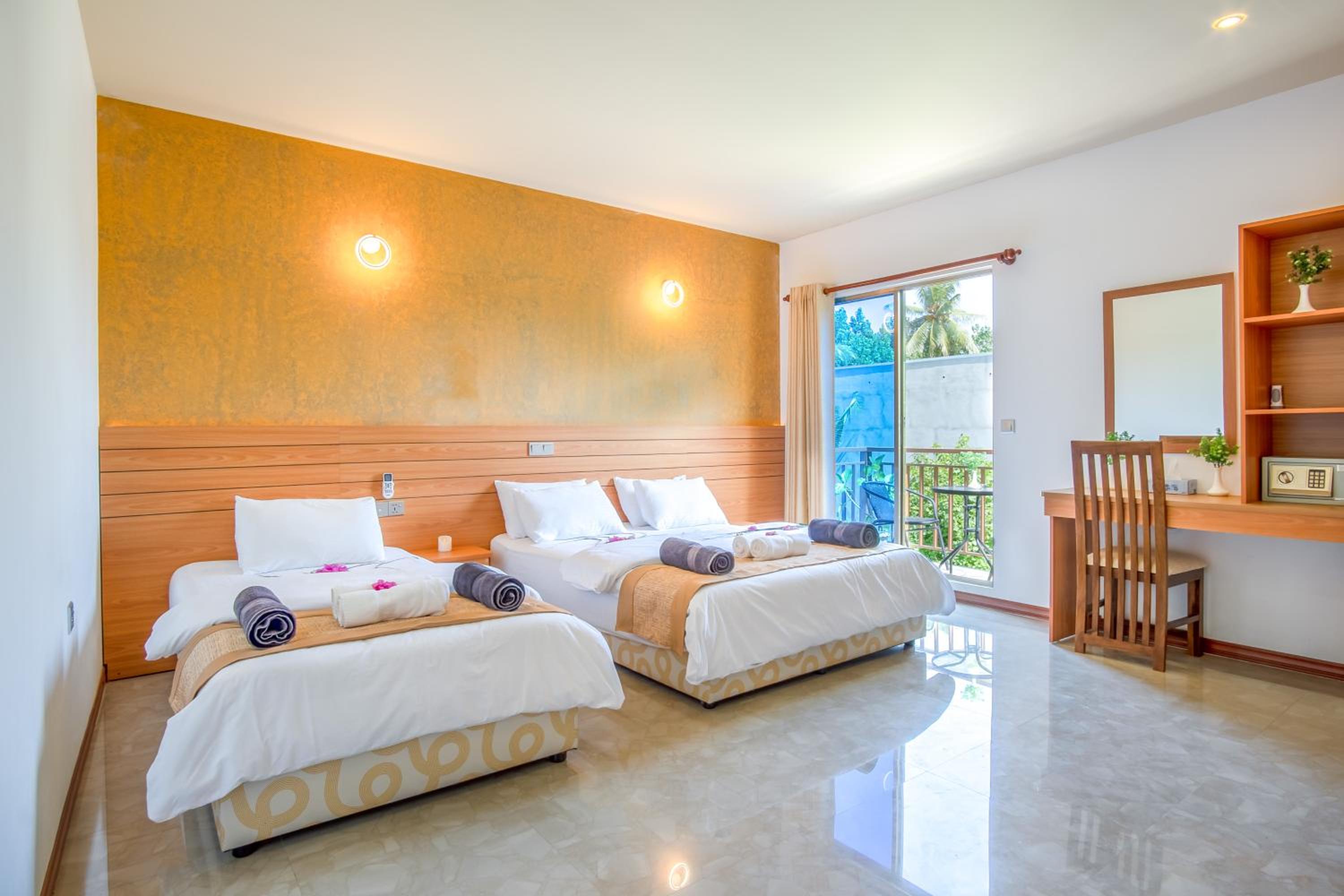 Superior Suite with Balcony - Photo 10