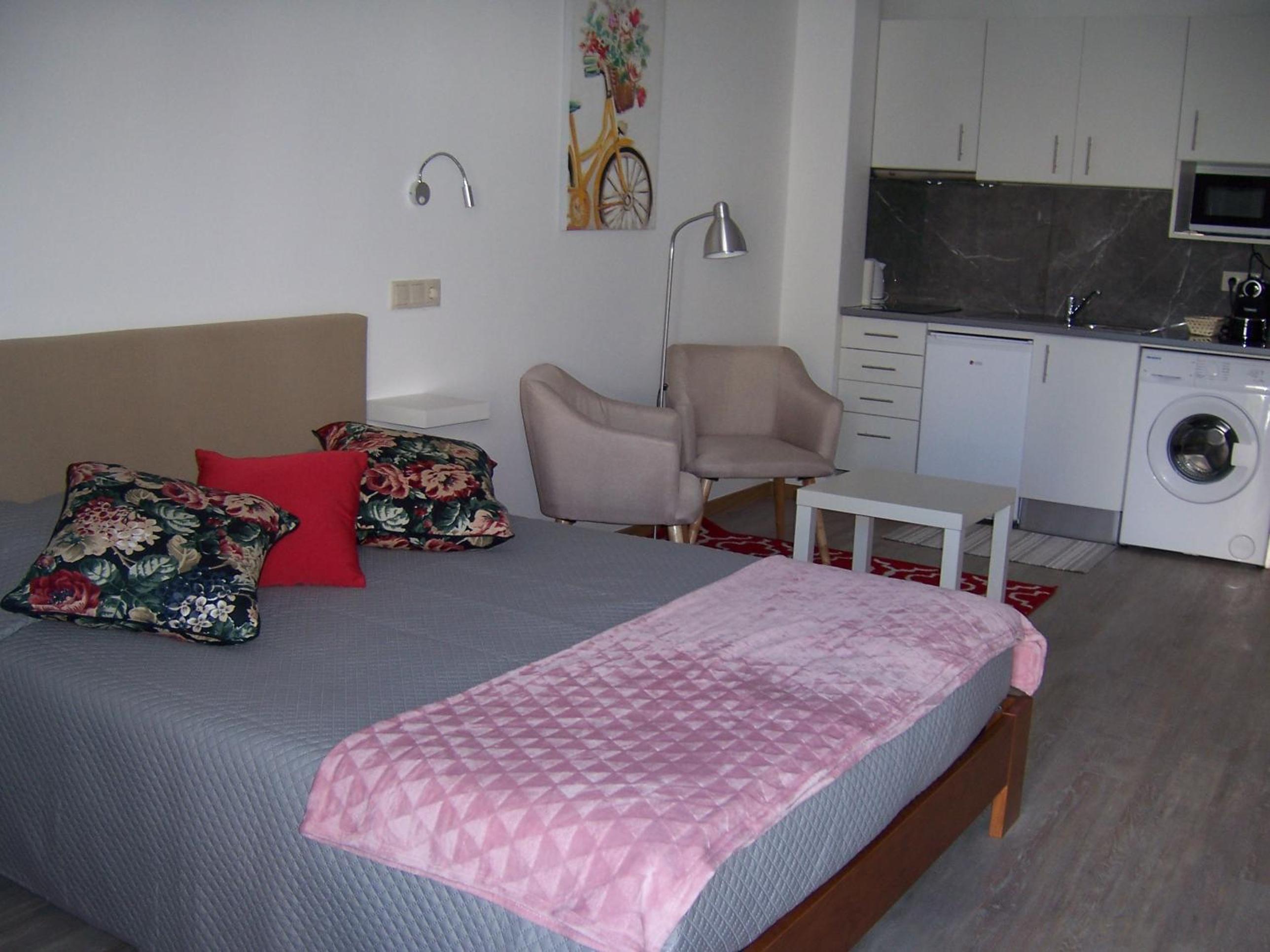 Studio Apartment - Photo 1
