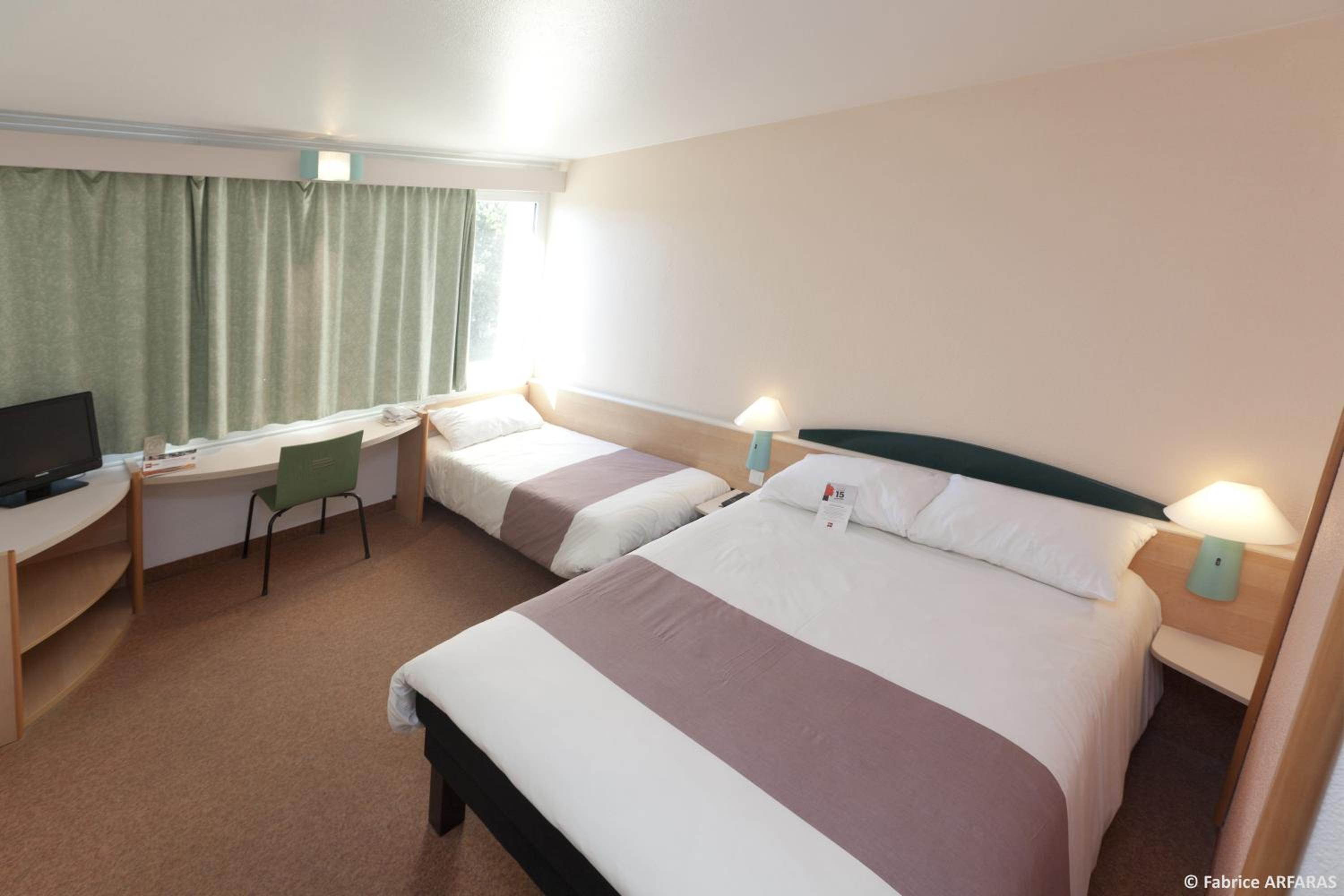 Standard Room with One Double Bed and One Single Bed - Photo 7