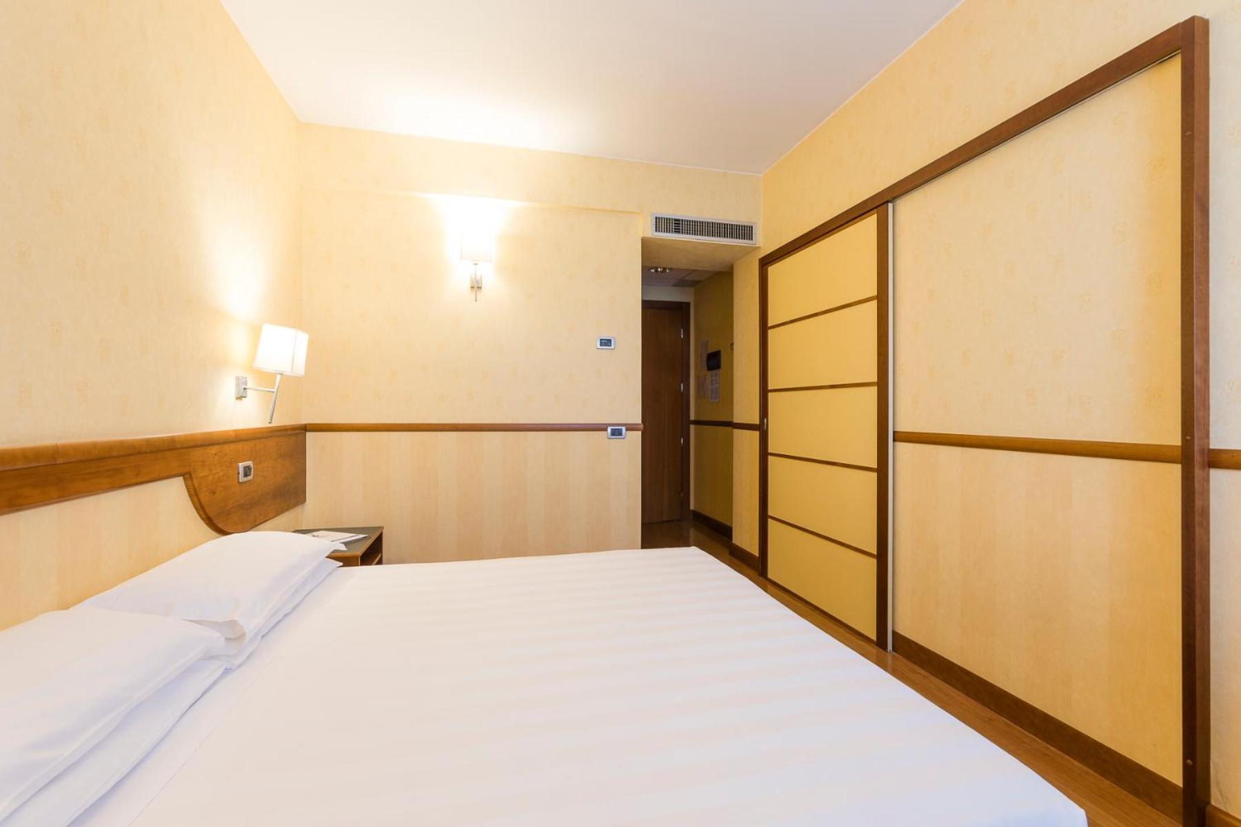 Classic King Room - Photo 10