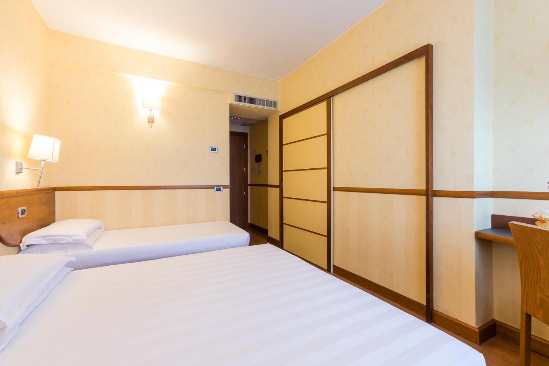Triple Room - Photo 11