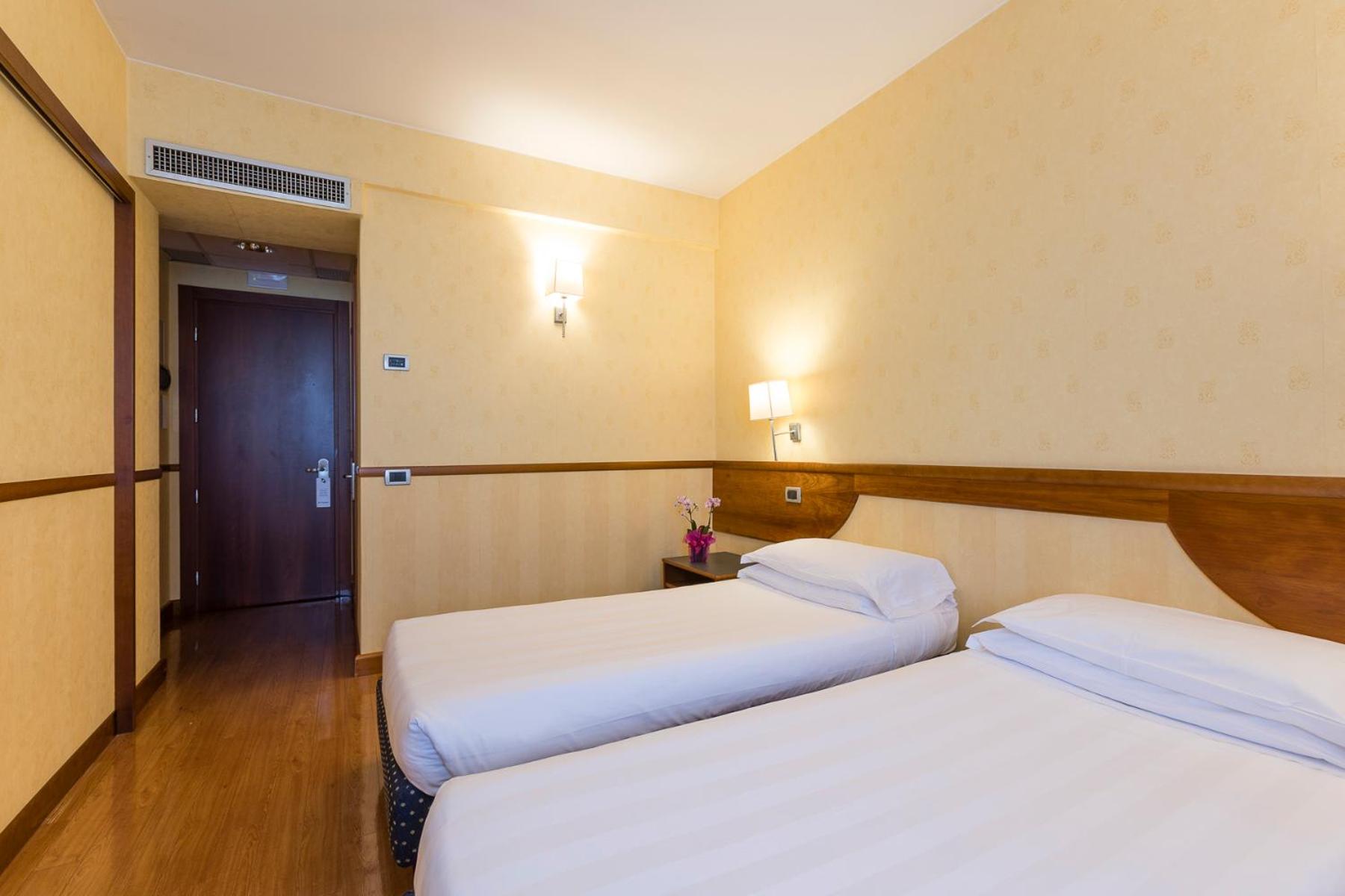 Classic Twin Room - Photo 6