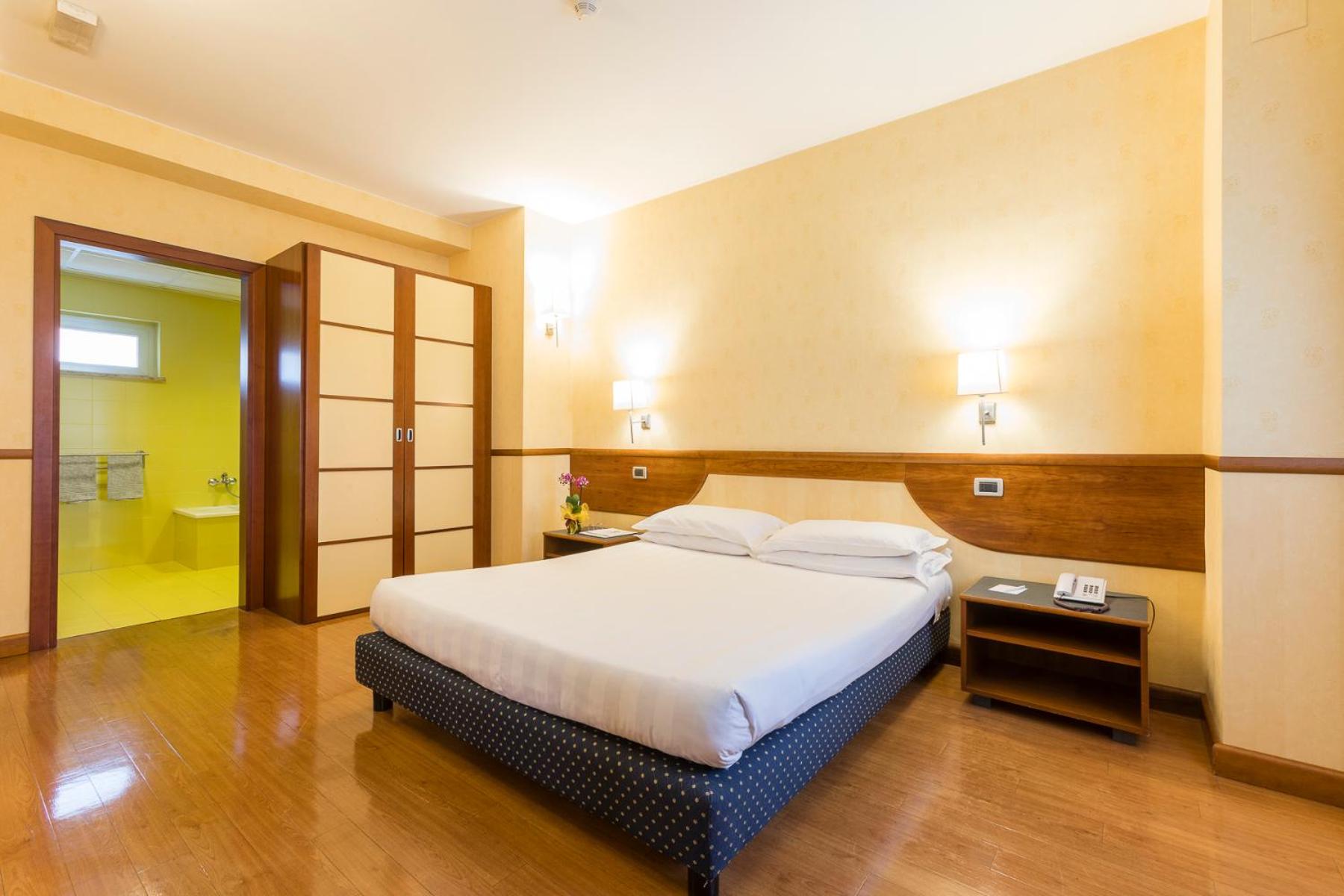 Comfort King Room with Balcony - Photo 8