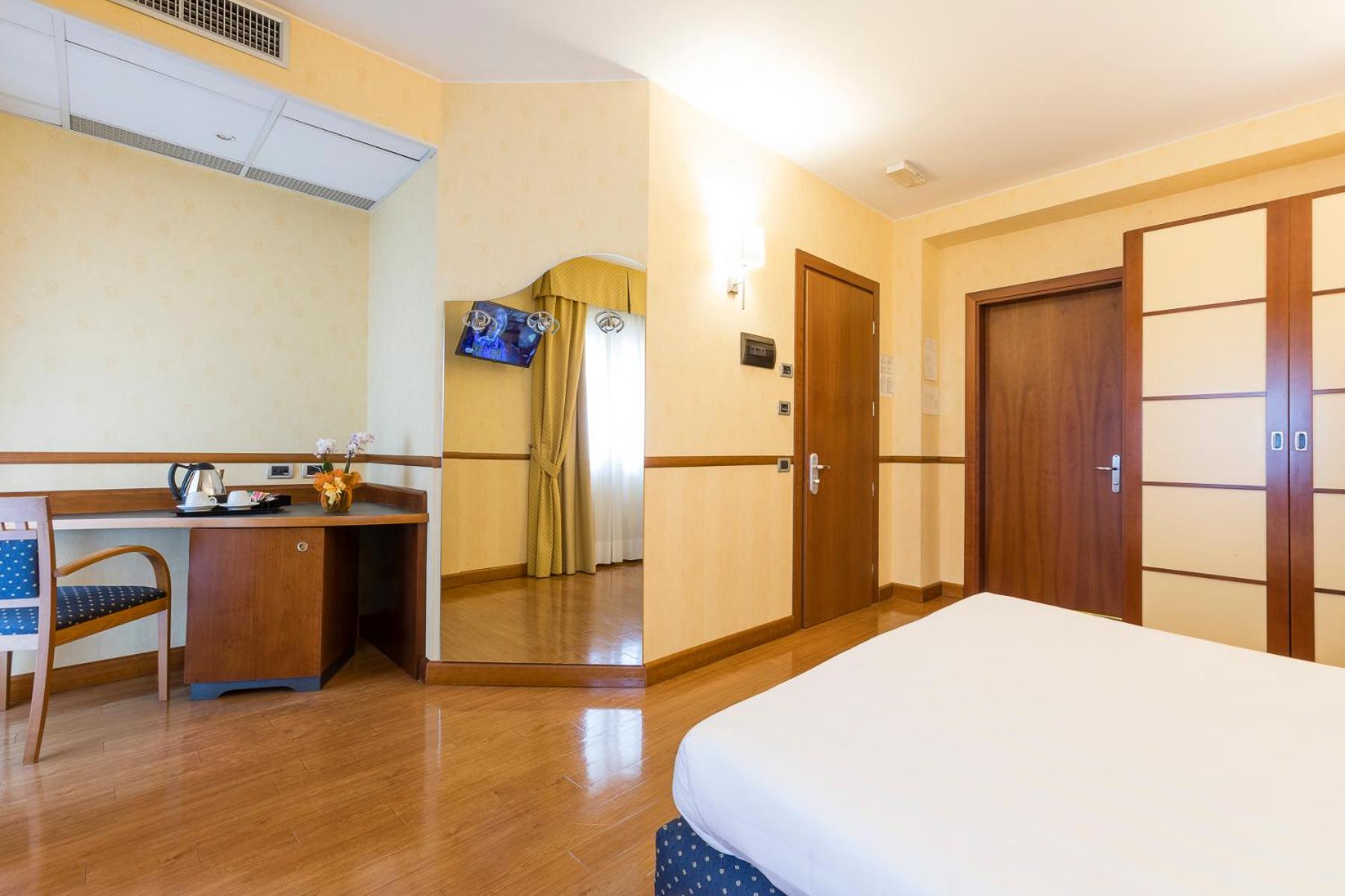 Comfort King Room with Balcony - Photo 7