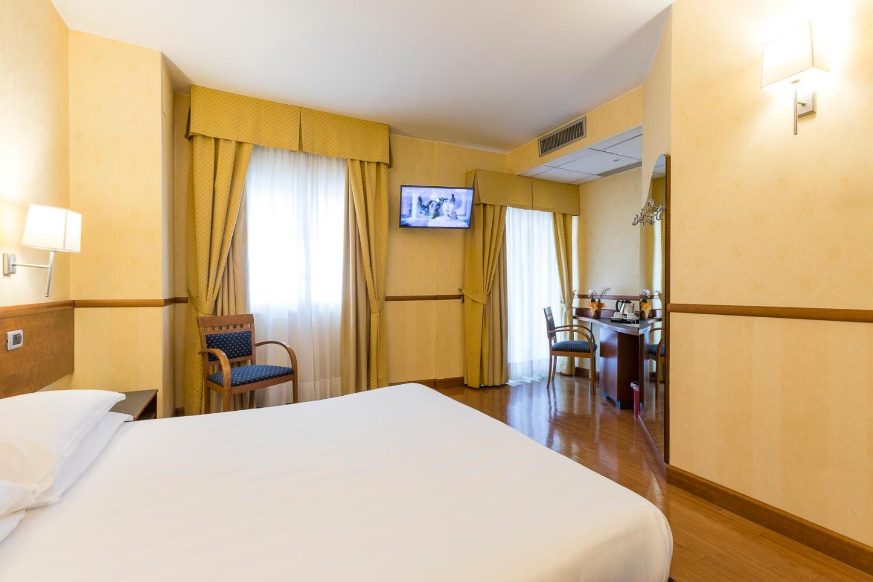 Comfort King Room with Balcony - Photo 12