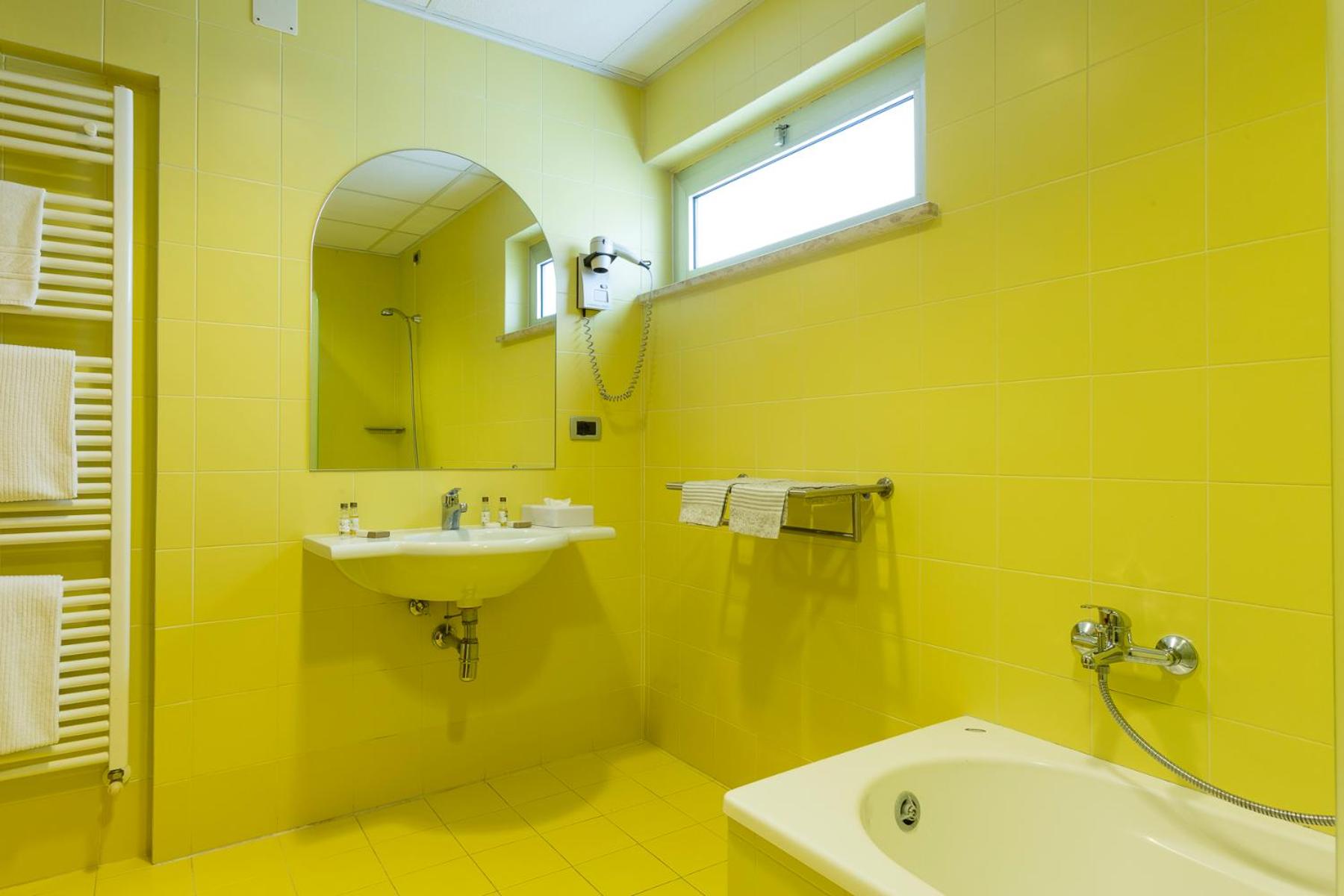 Comfort Room with Balcony - Photo 15