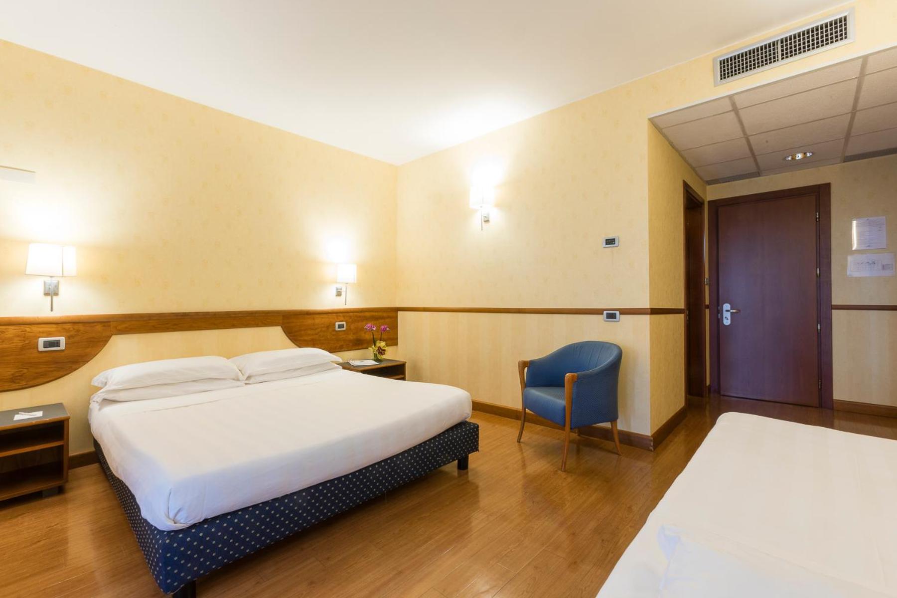 Comfort Room with Balcony - Photo 14