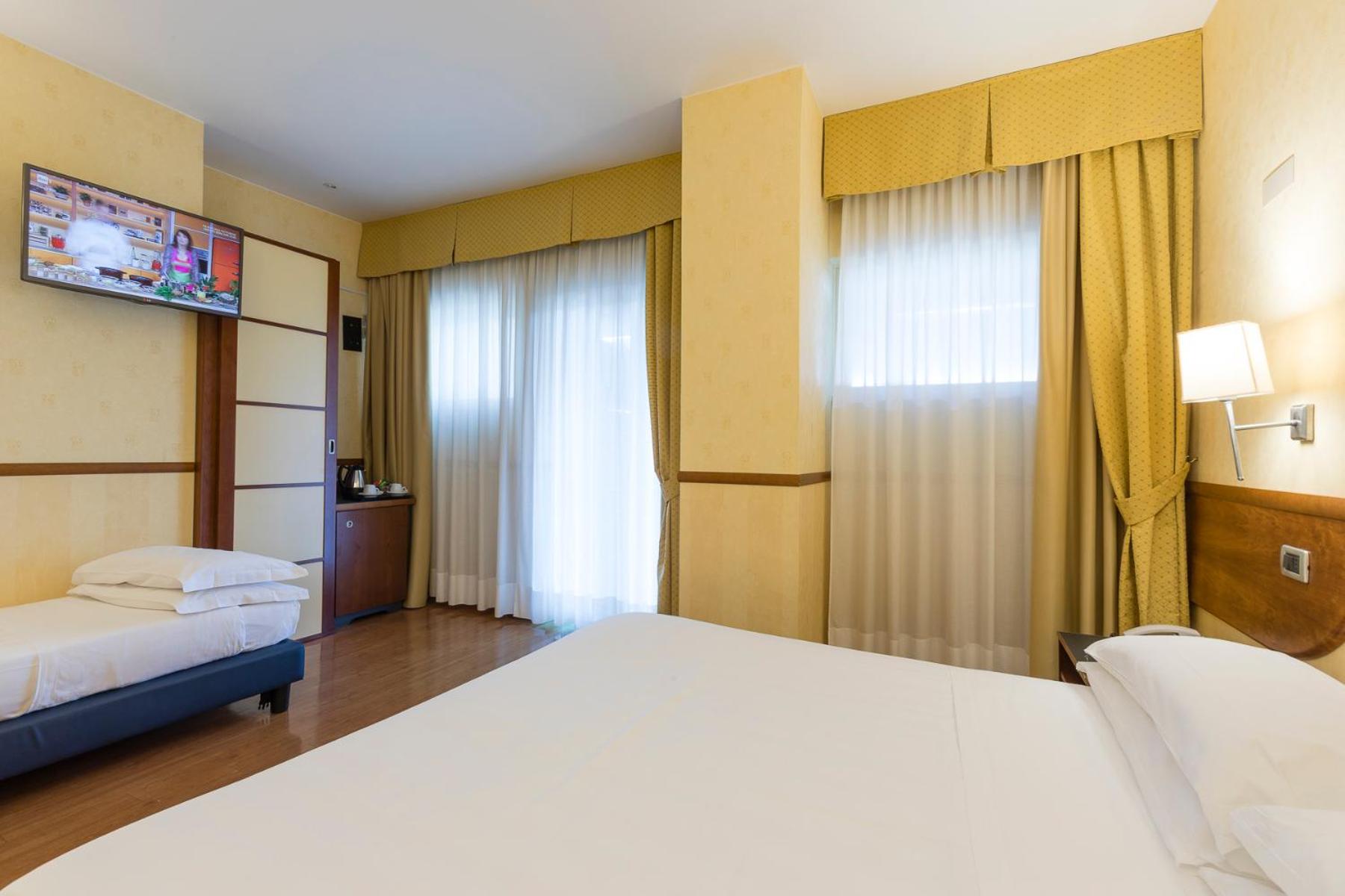 Comfort Room with Balcony - Photo 13
