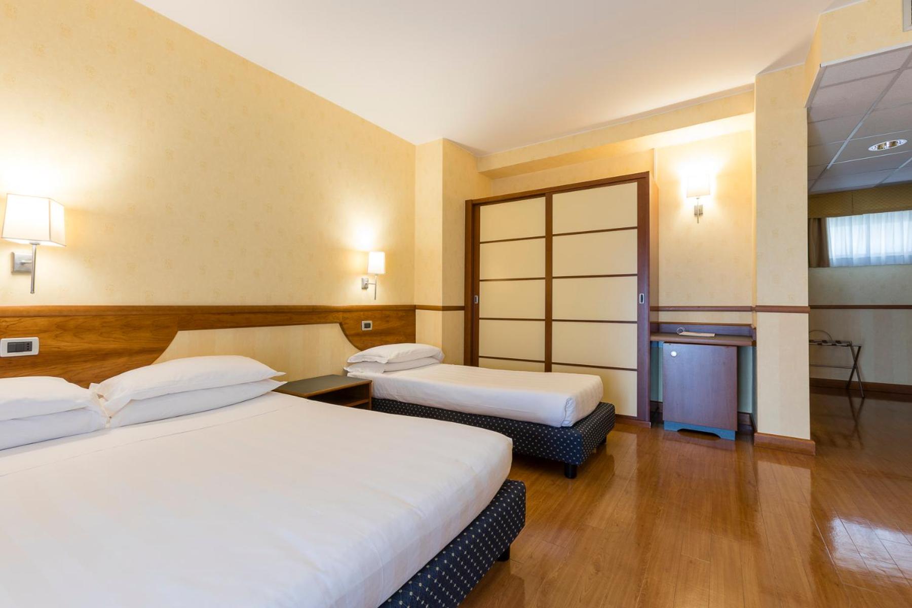 Comfort Room with Balcony - Photo 11