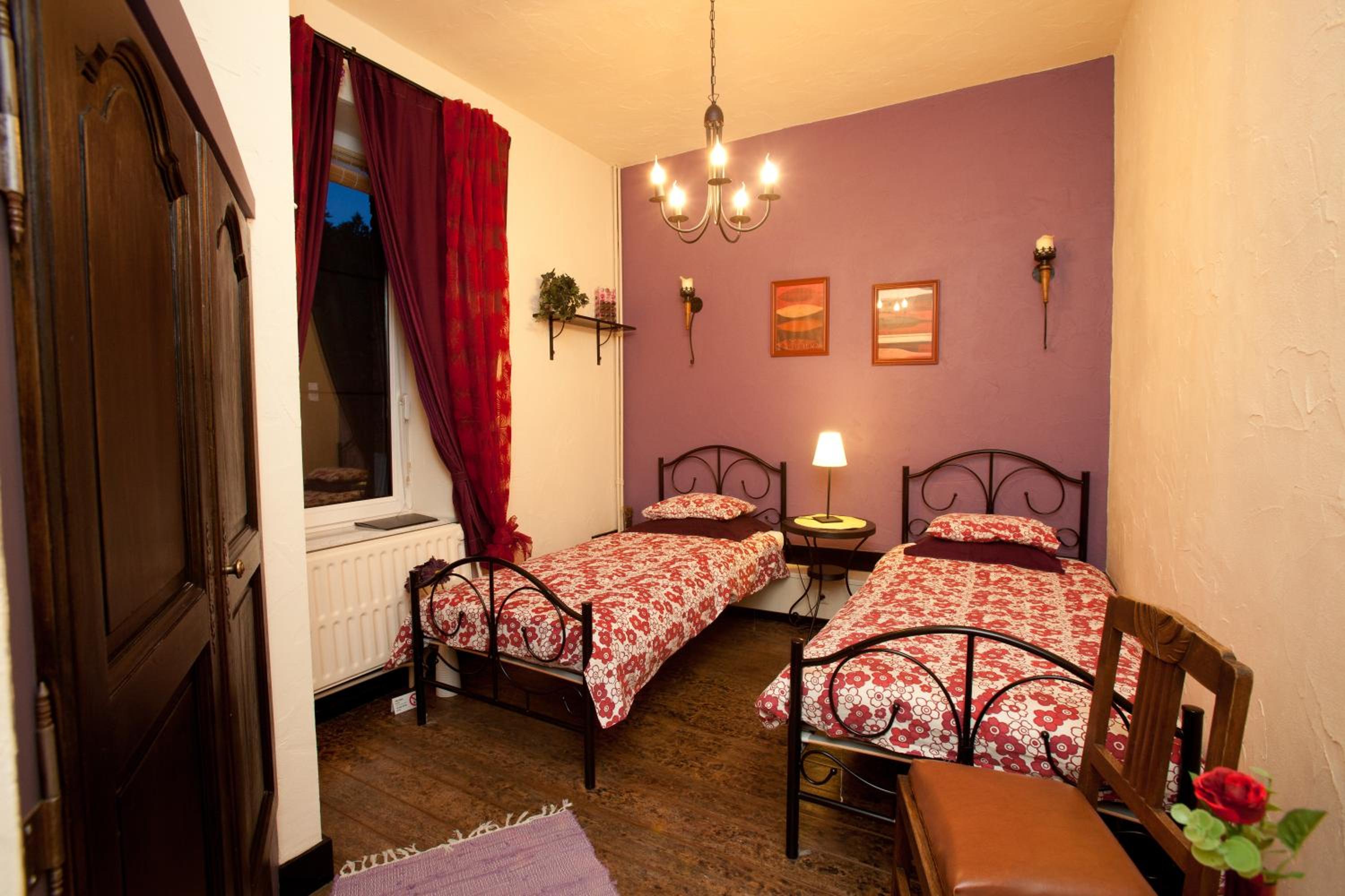 Small Twin Room with 2 Twin Beds photo 3