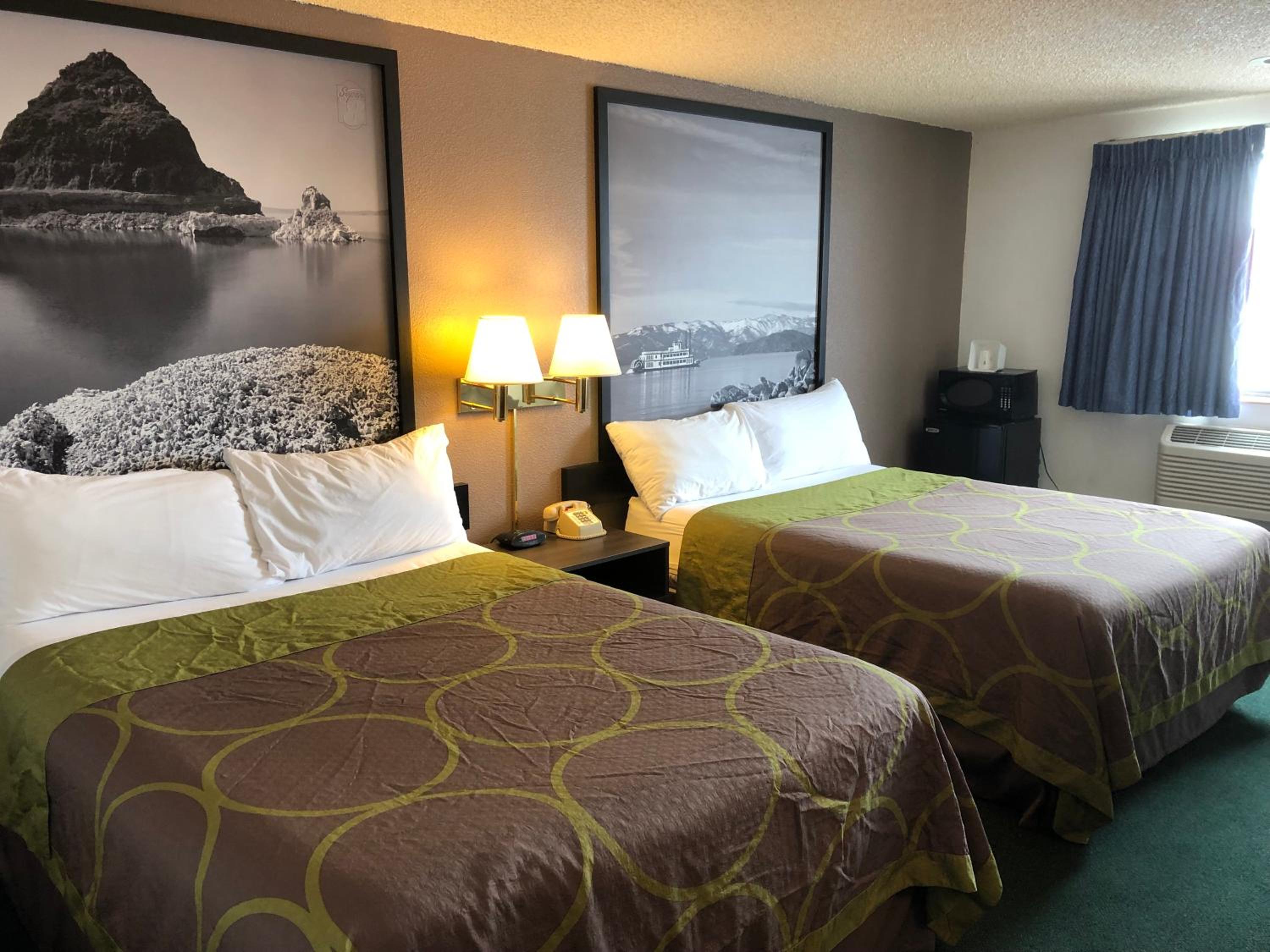 Queen Room with Two Queen Beds - Non-Smoking photo 1