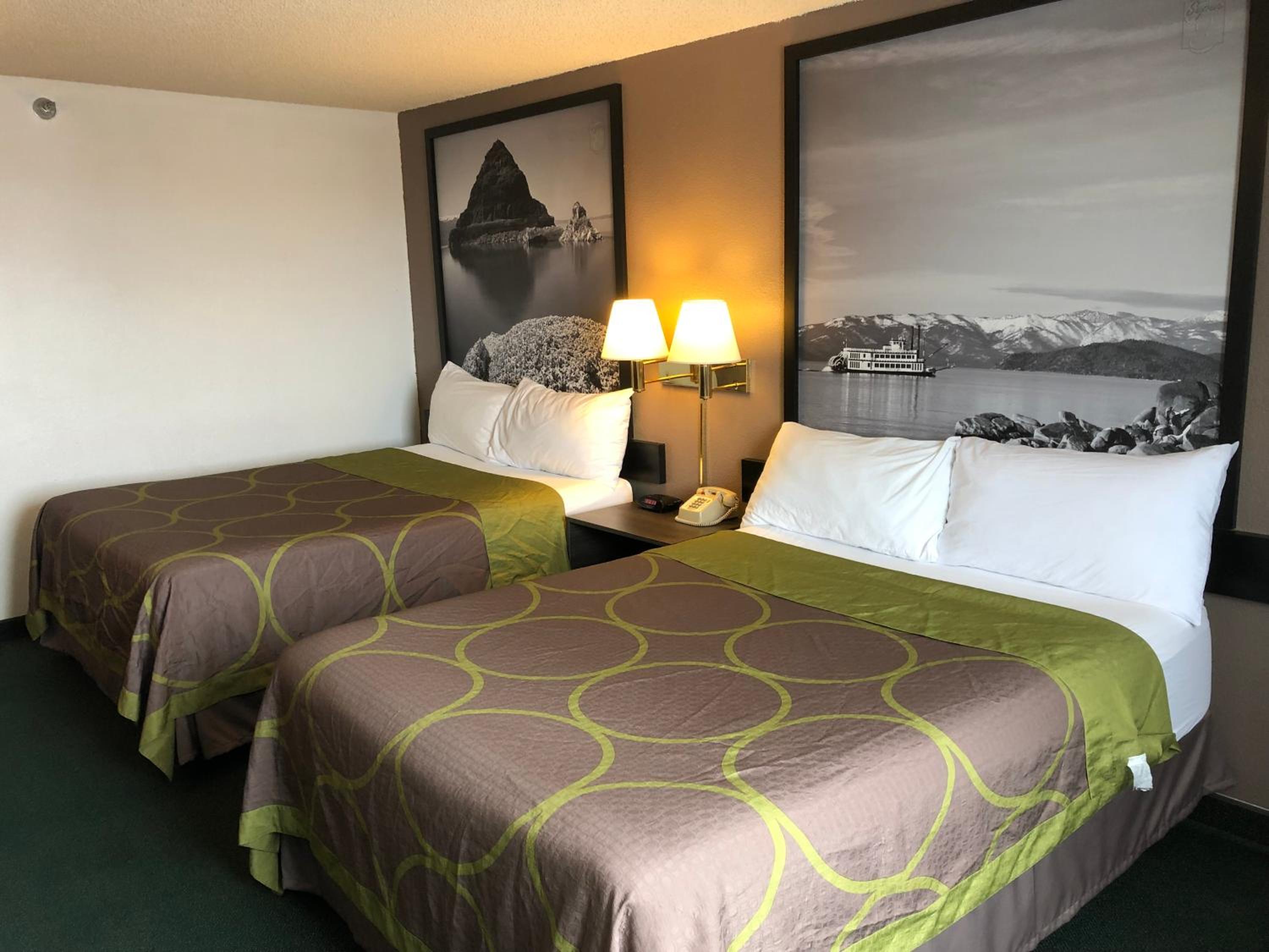 Deluxe Double Room with Two Double Beds - Non-Smoking photo 3