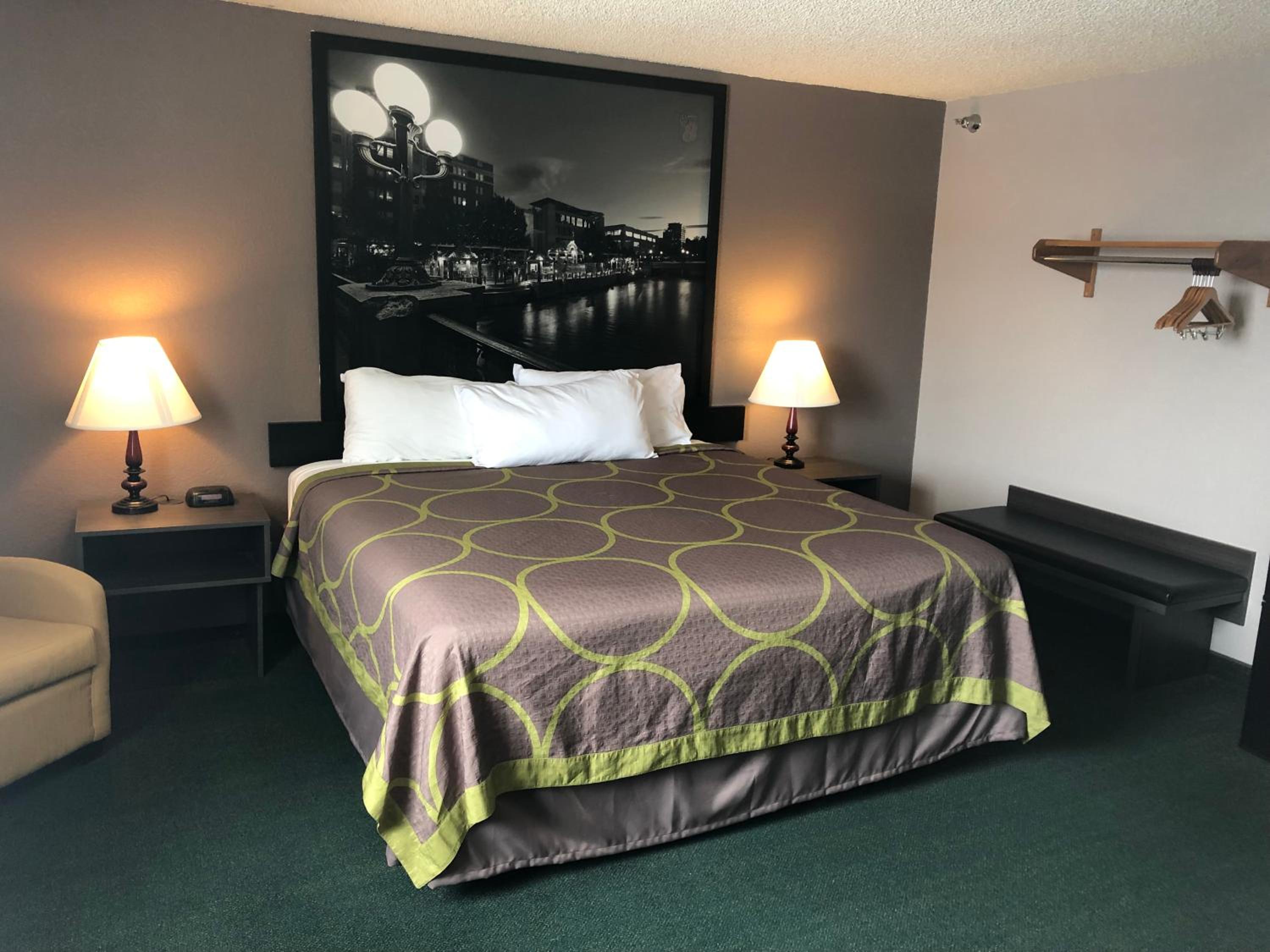 Queen Room - Non-Smoking photo 2