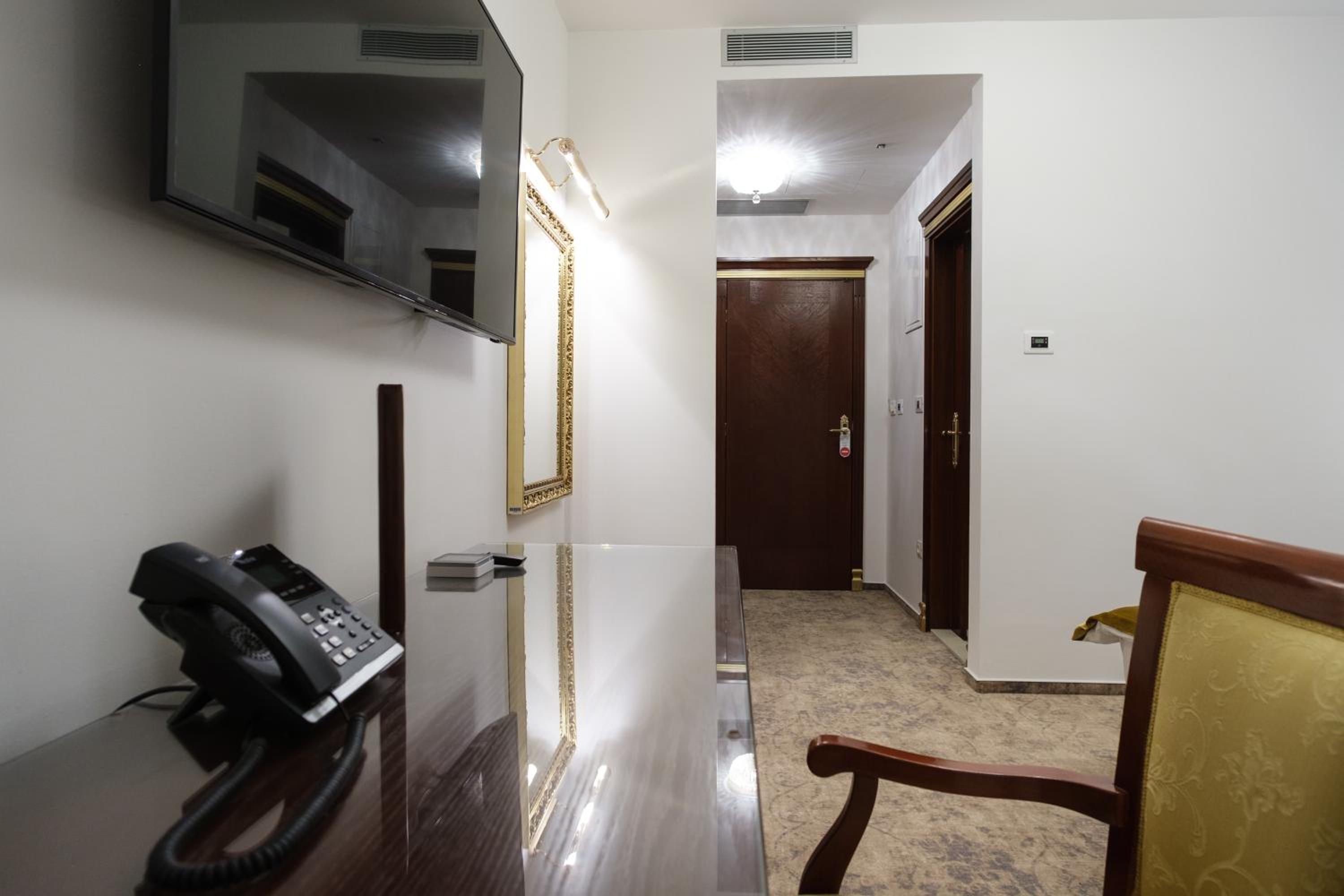Deluxe Double or Twin Room - Photo 3