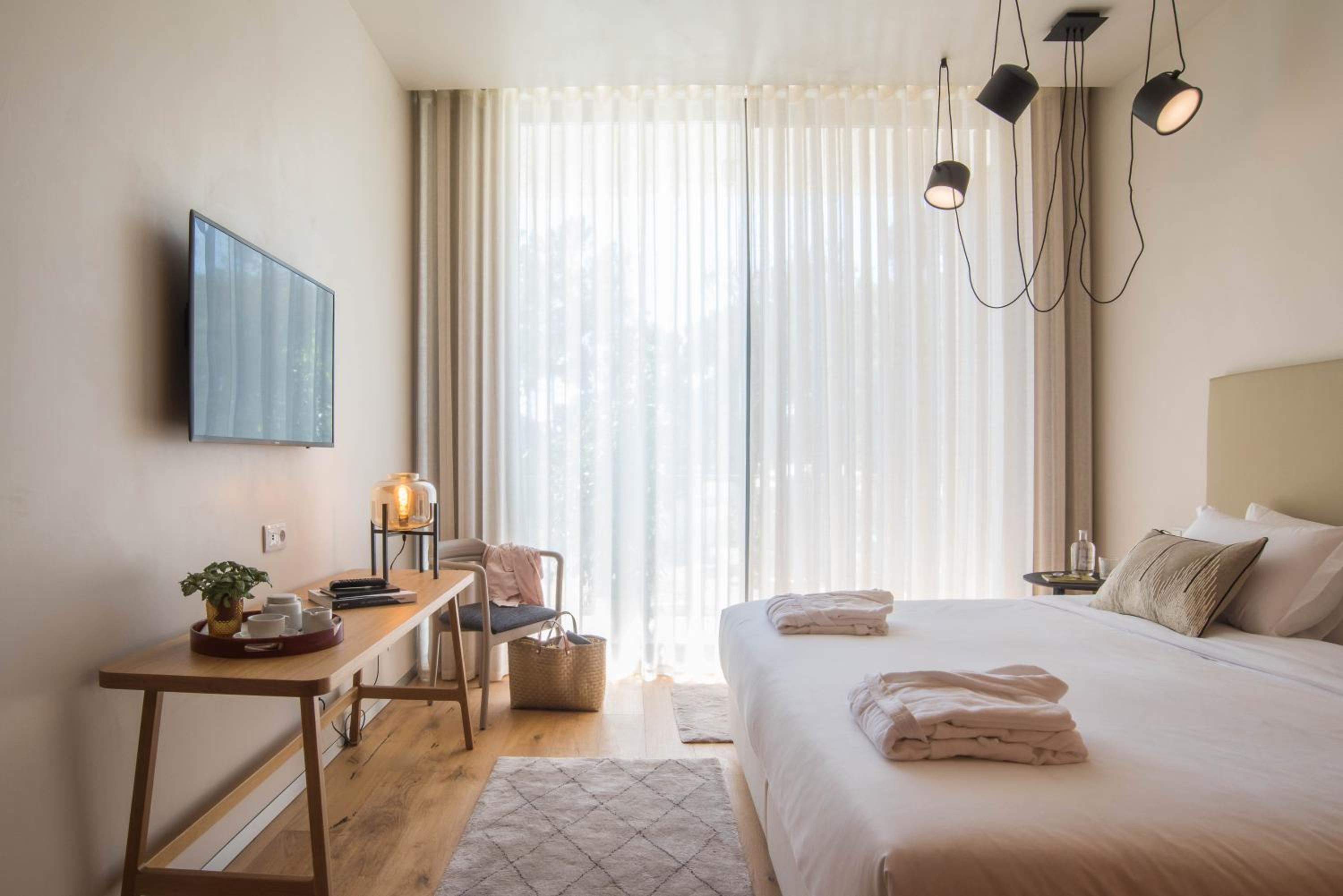 Double or Twin Room with View - Photo 10