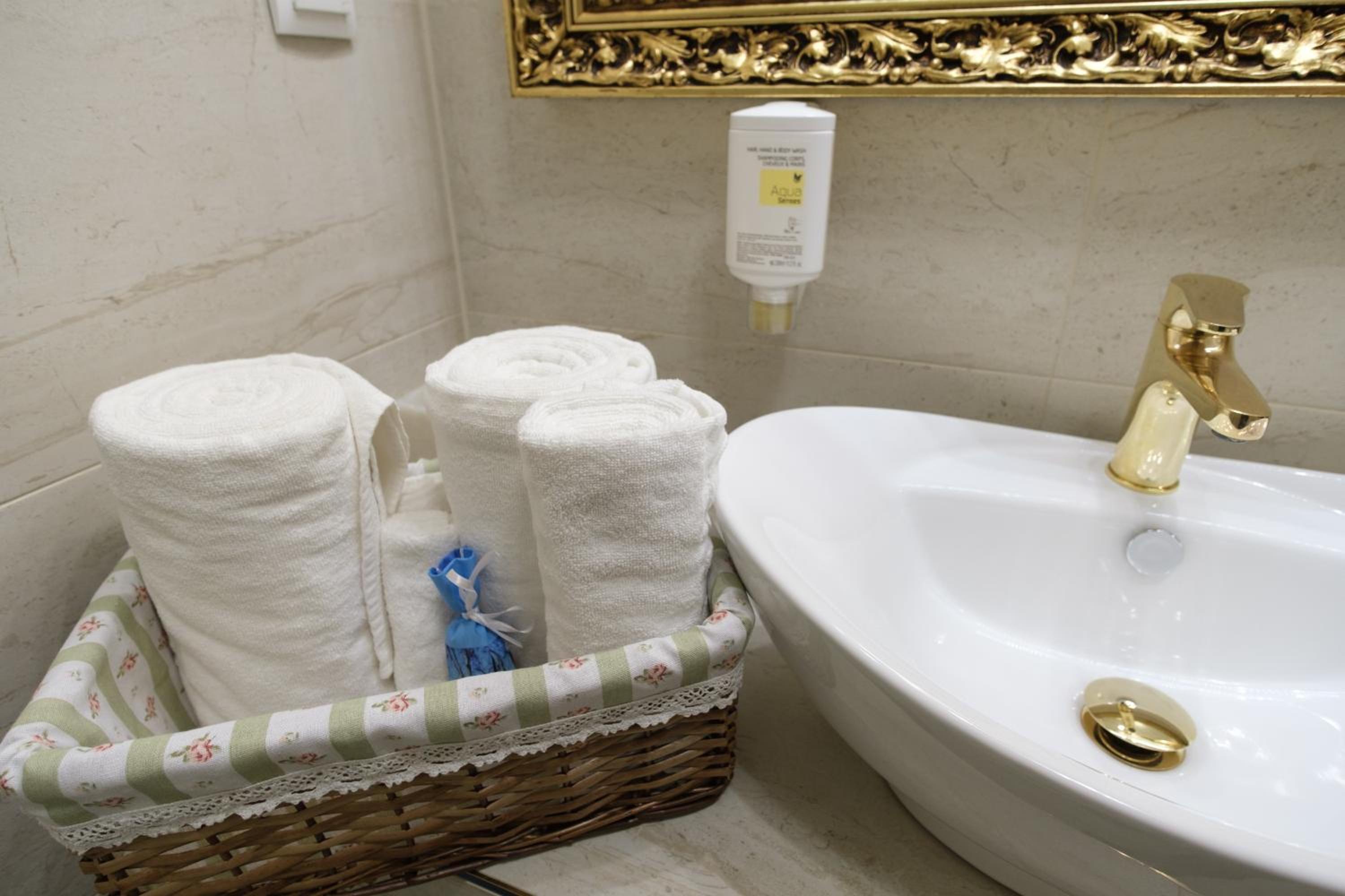 Deluxe Double or Twin Room - Photo 4