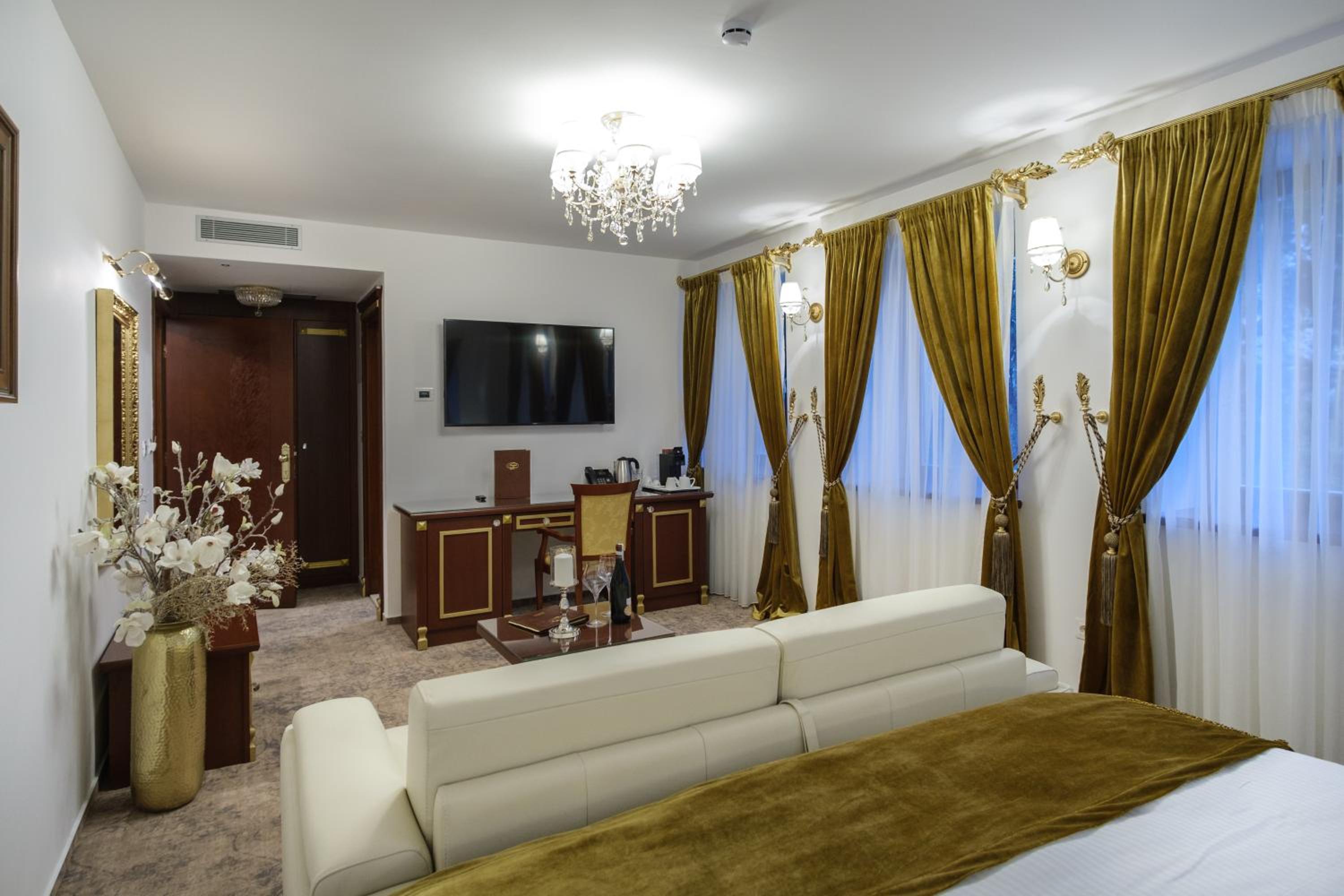 Superior Double or Twin Room - Photo 10