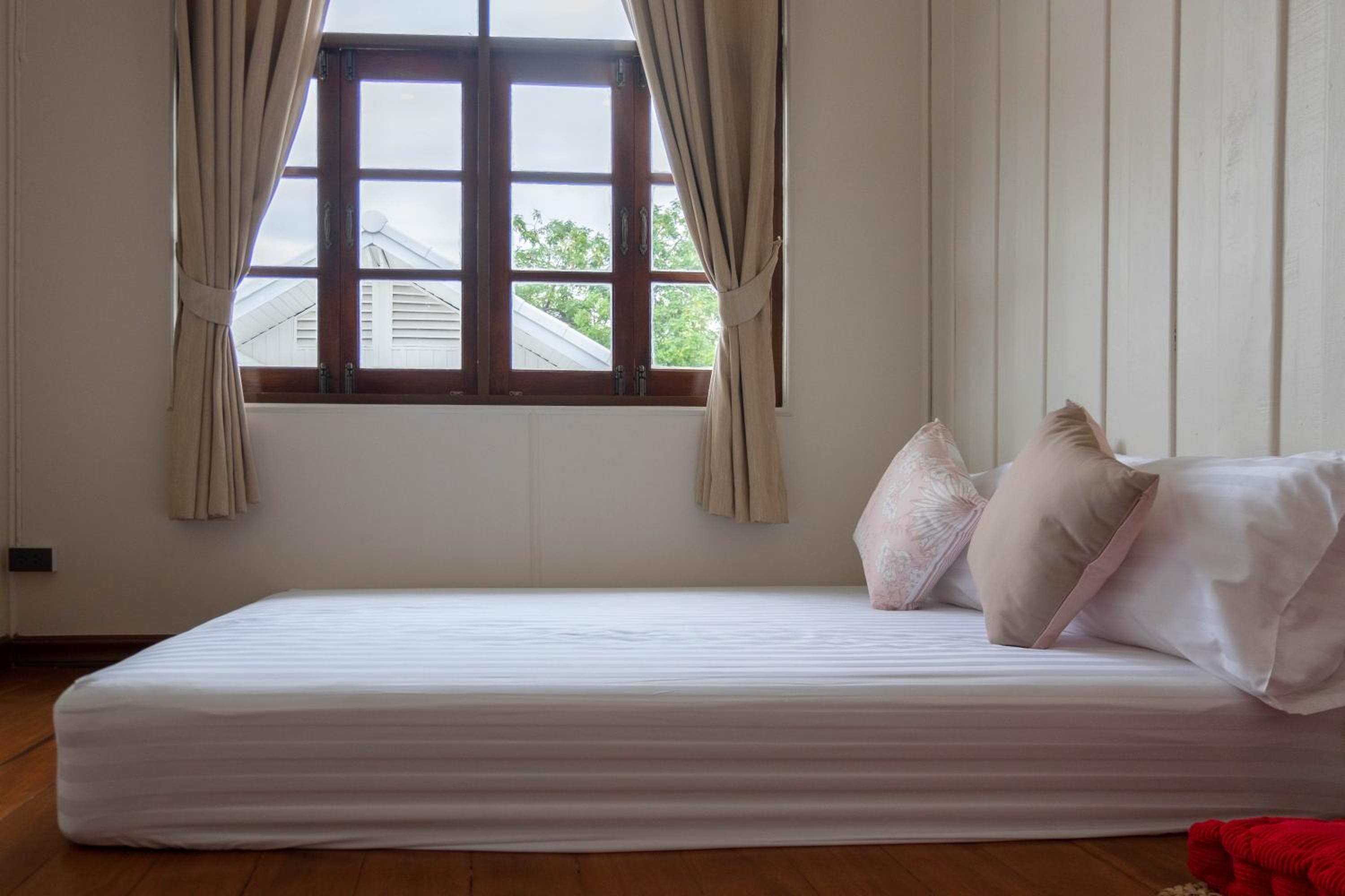 Standard Queen Room - Photo 9
