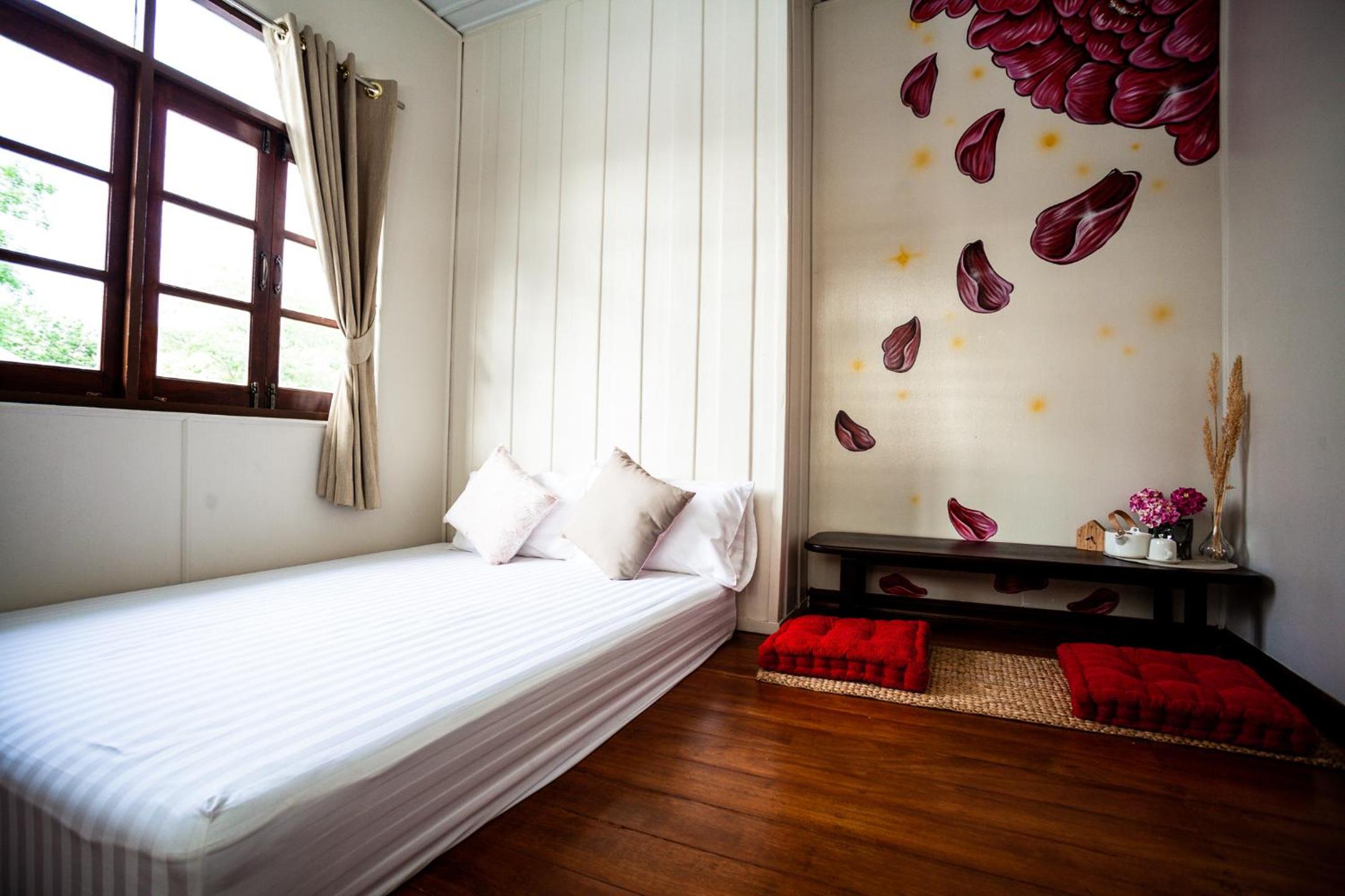 Standard Queen Room - Photo 11