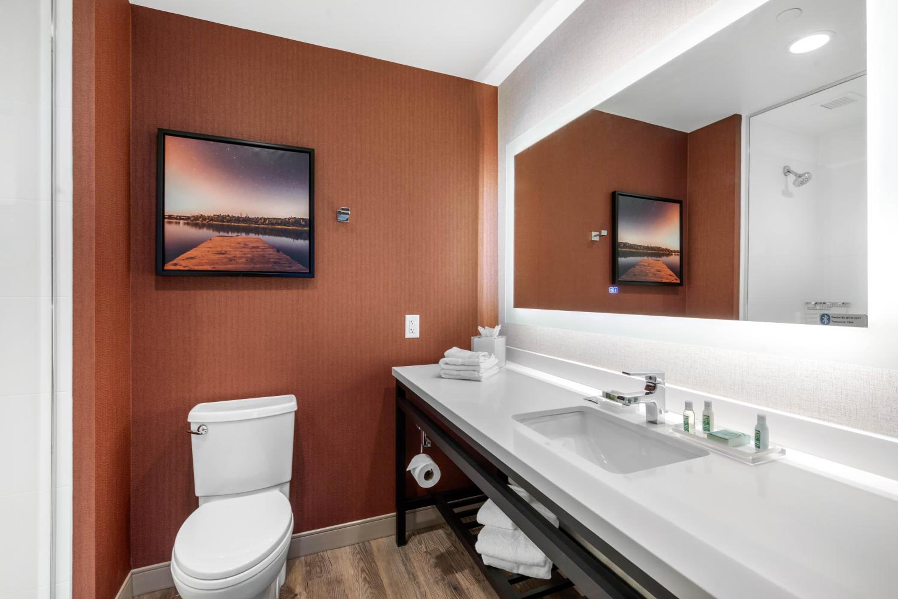 Queen Room with Two Queen Beds and Tub - Accessible/Non-Smoking photo 2