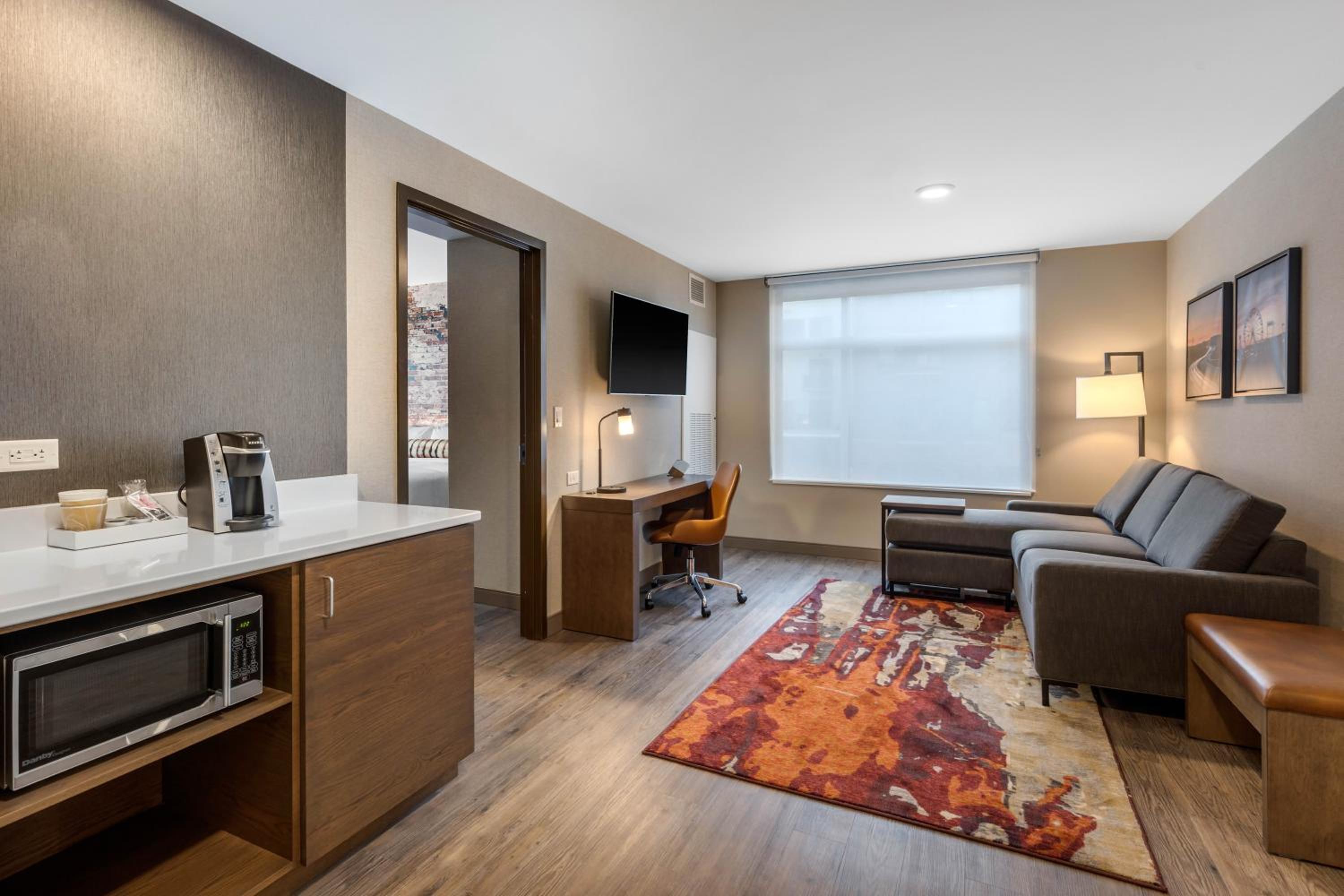 King Suite - Non-Smoking photo 2