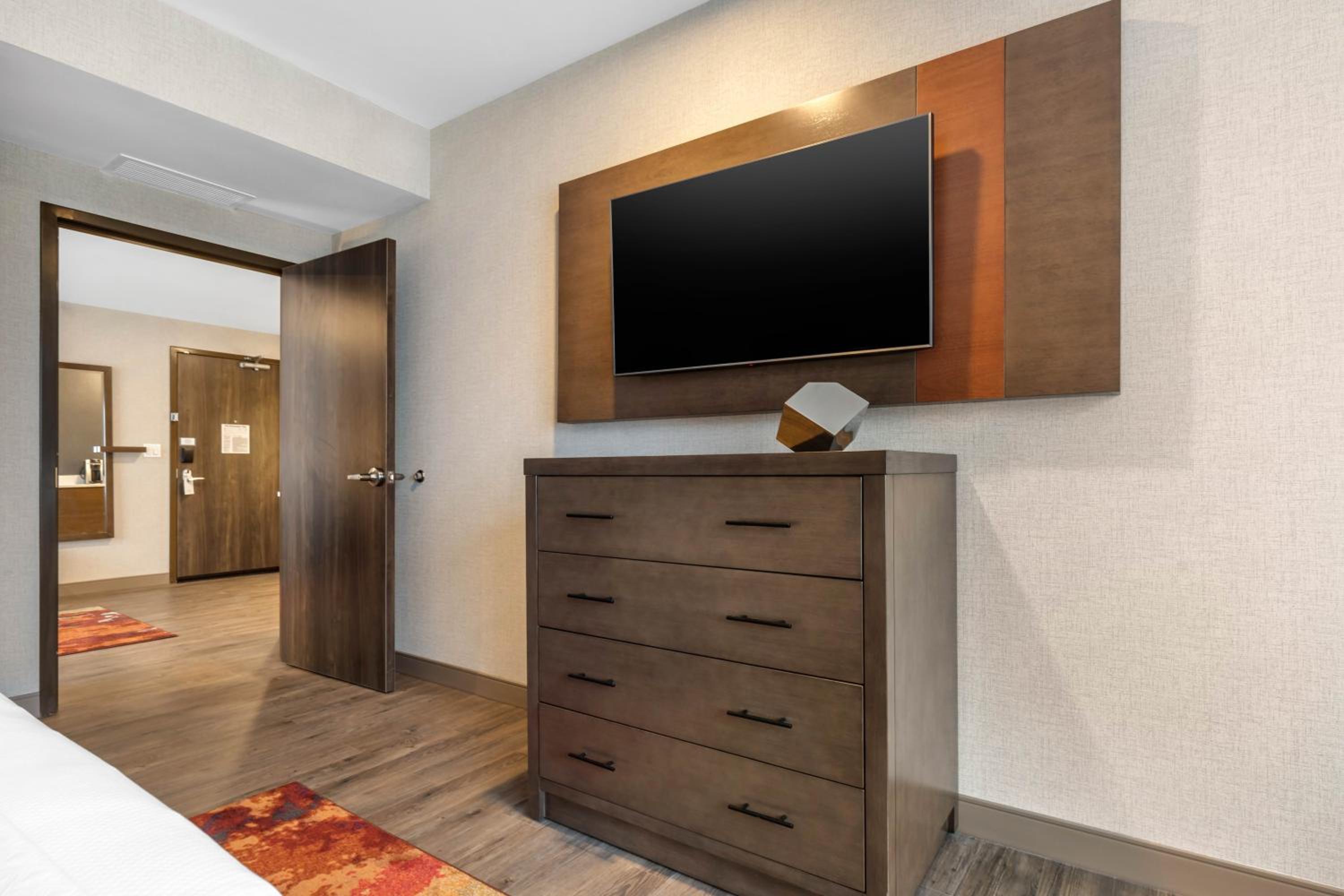 King Suite - Accessible/Non-Smoking photo 3