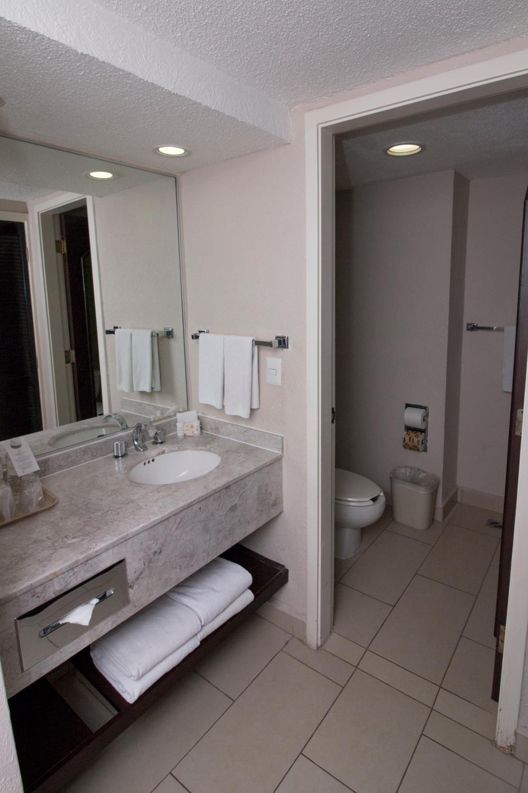 King Room - Non-Smoking - Photo 3