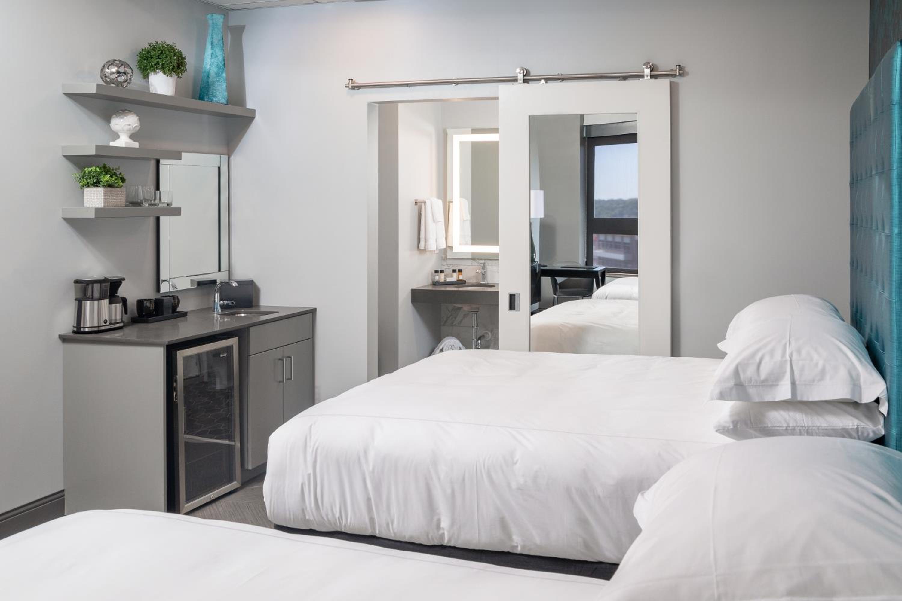 Deluxe Queen Room with Two Queen Beds - Photo 4