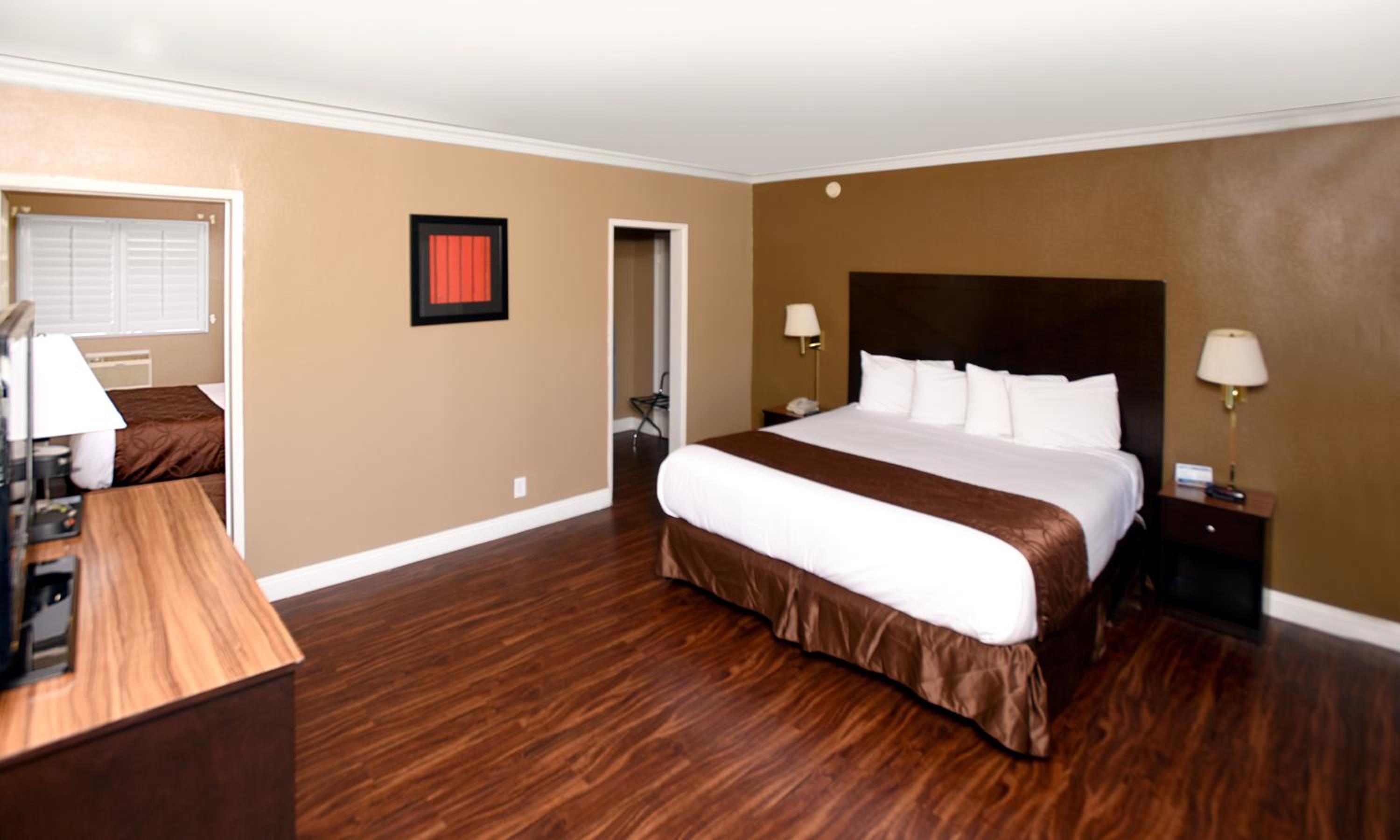 1 King 1 Queen Bed Suite Non-Smoking - Photo 4