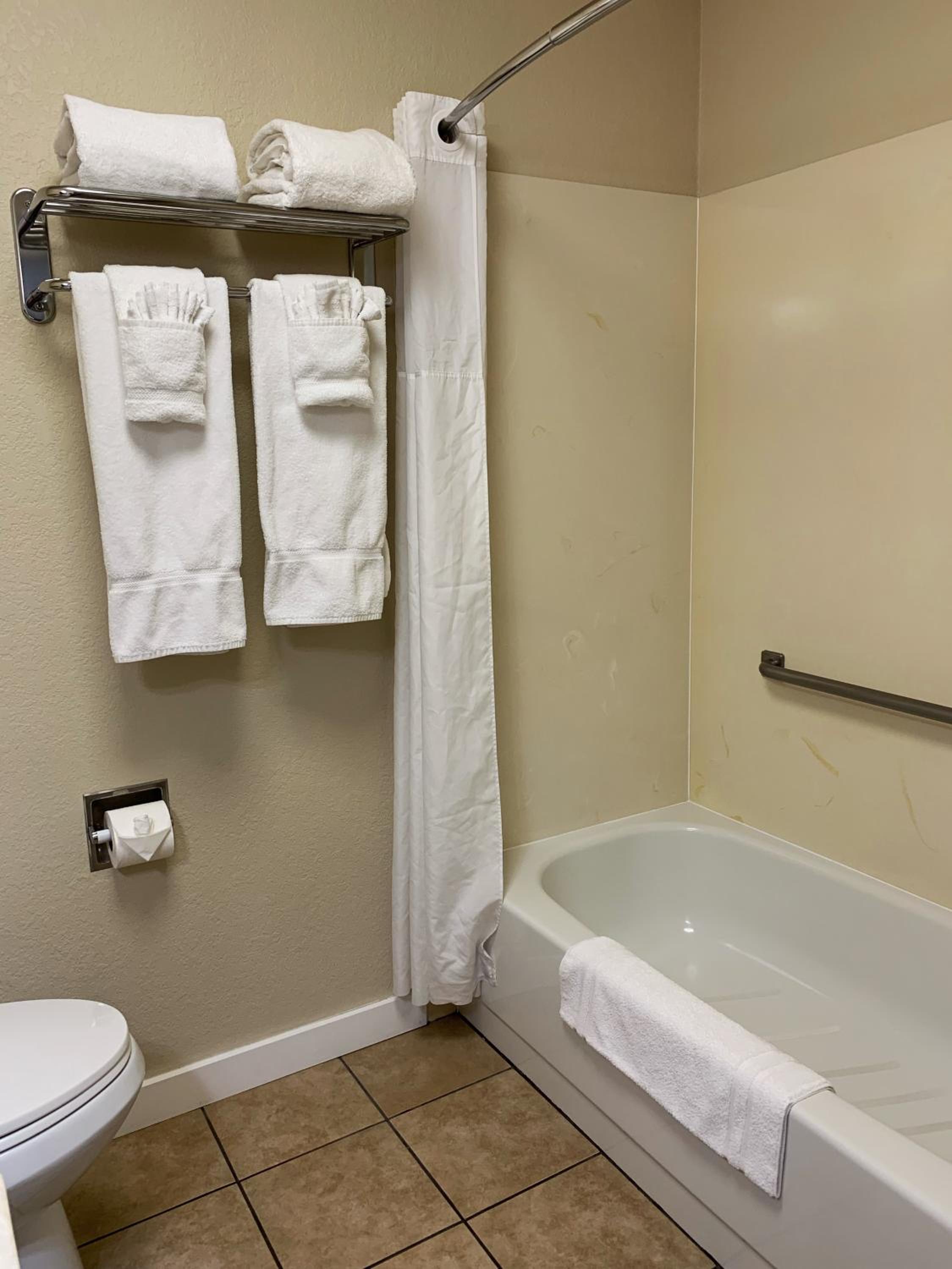 Queen Room with Two Queen Beds photo 2