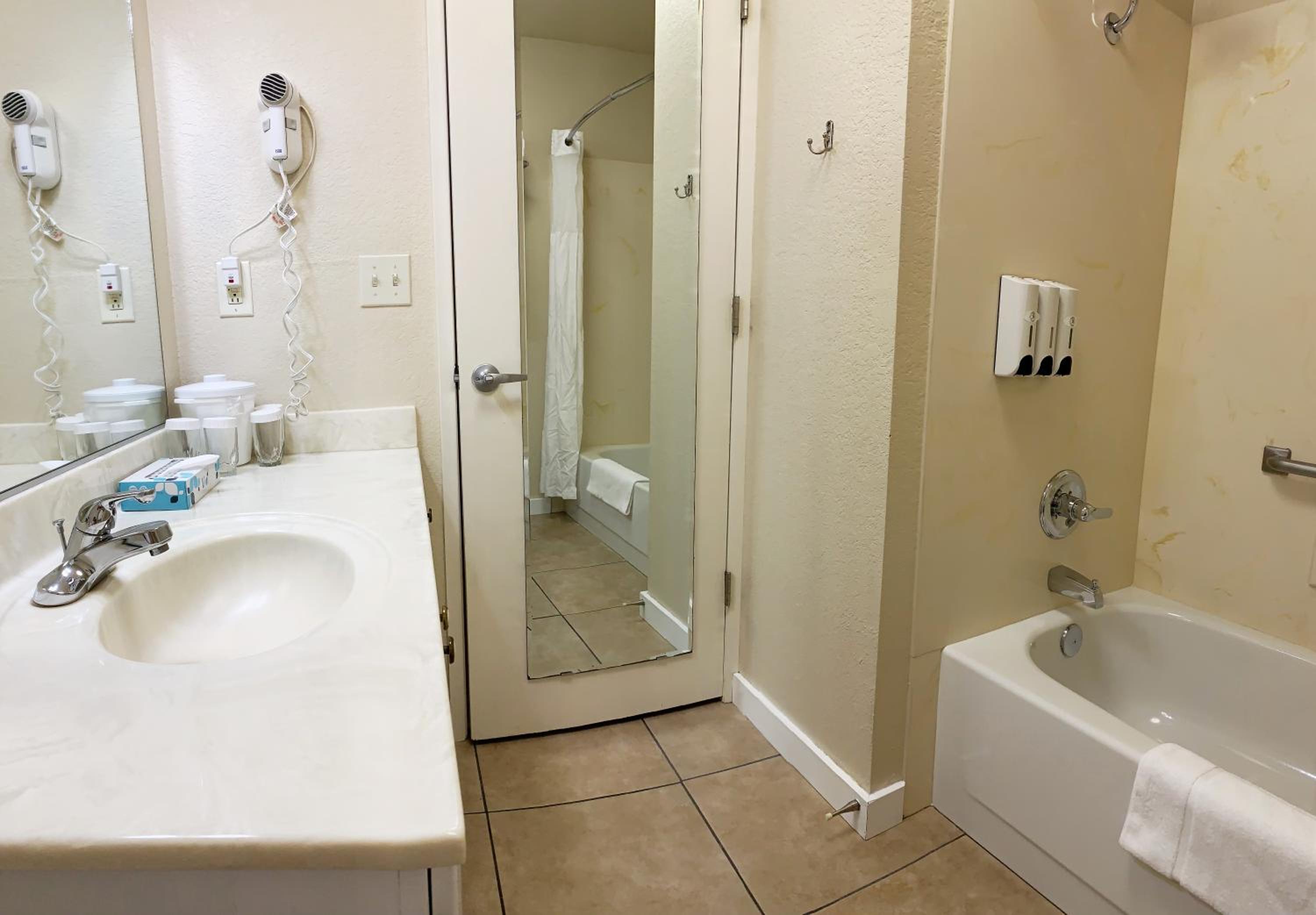 Queen Room with Two Queen Beds photo 3