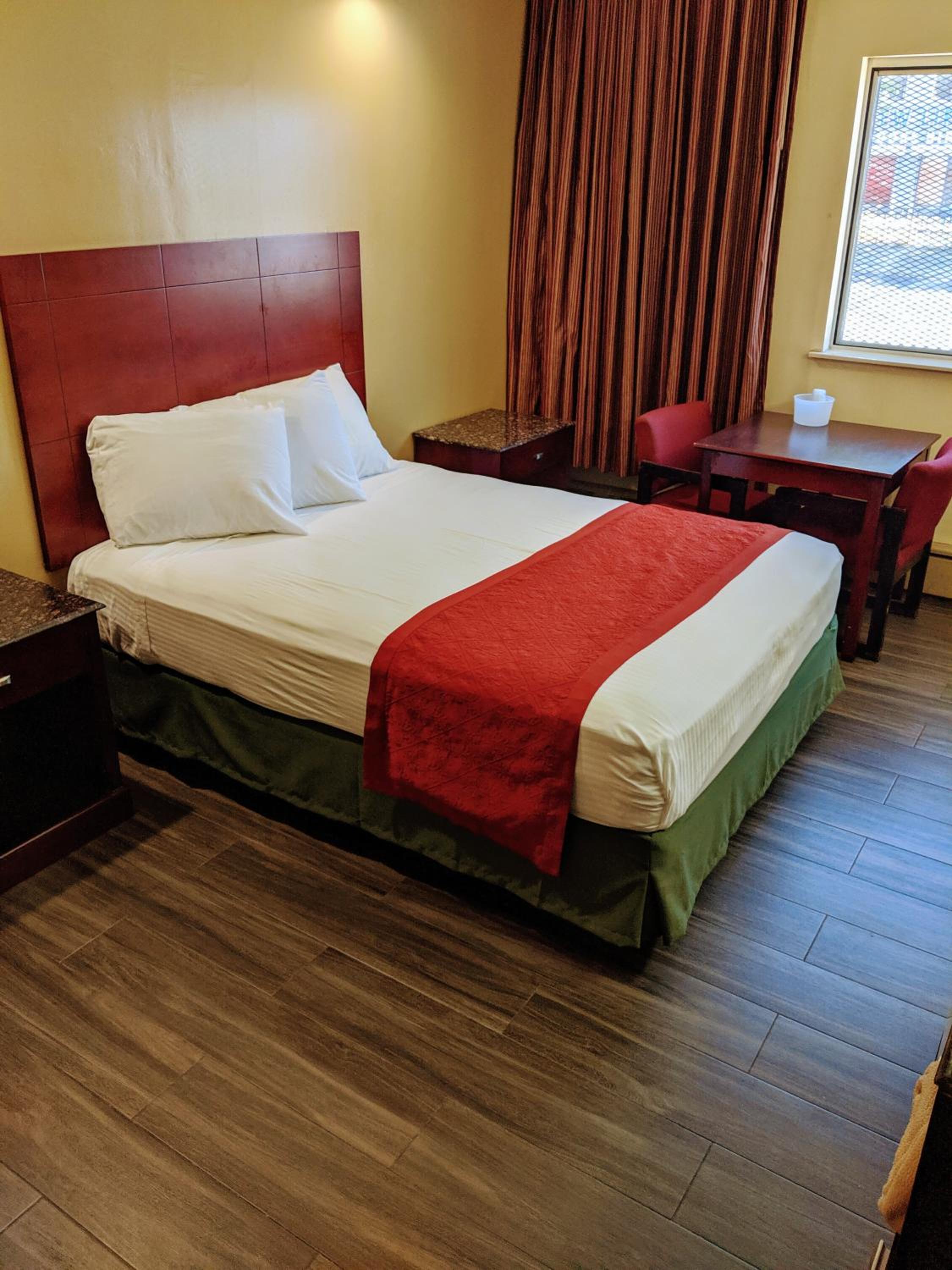 Queen Room photo 1