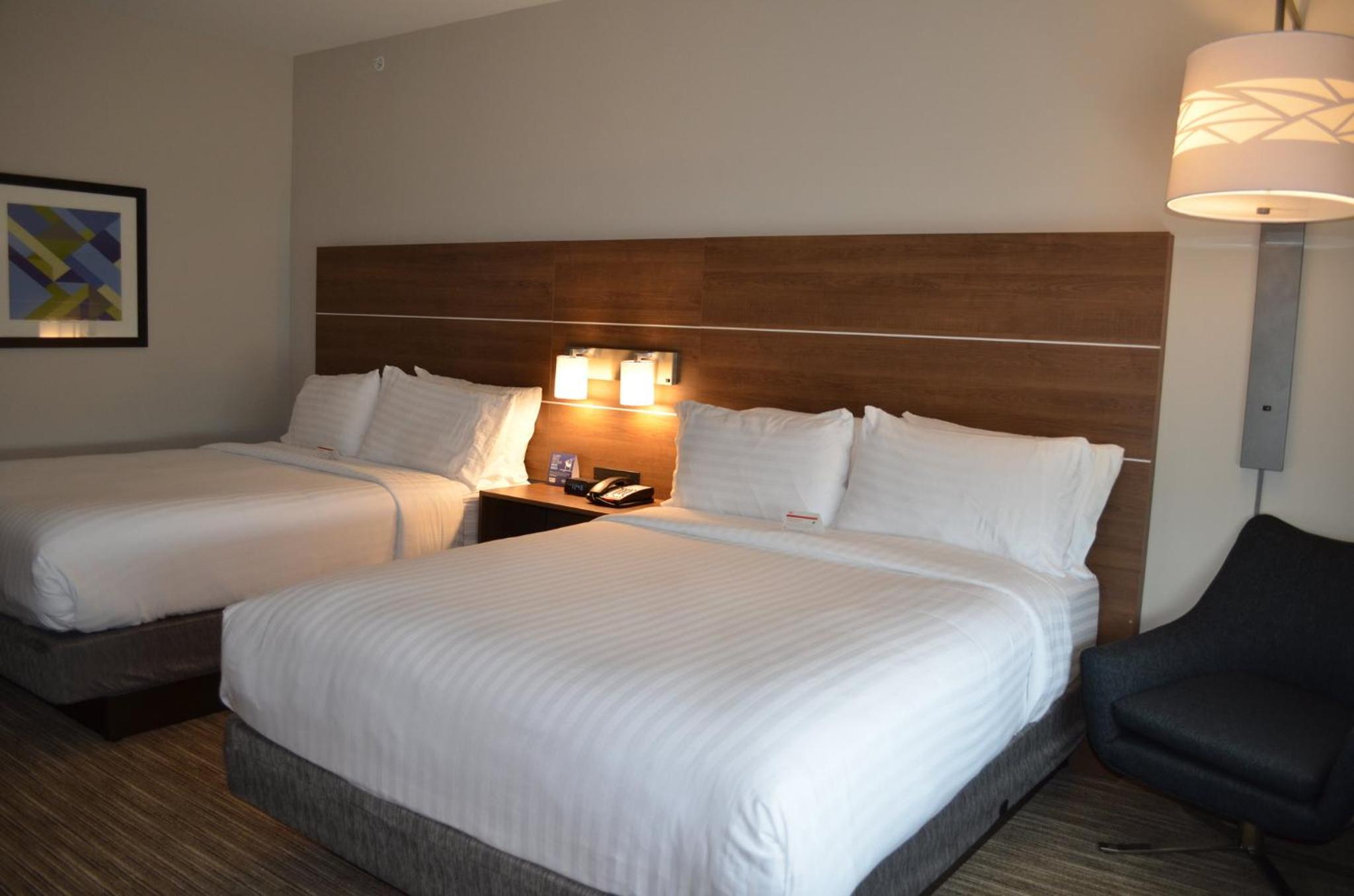 Standard Queen Room with Two Queen Beds and Mobility Accessible Tub