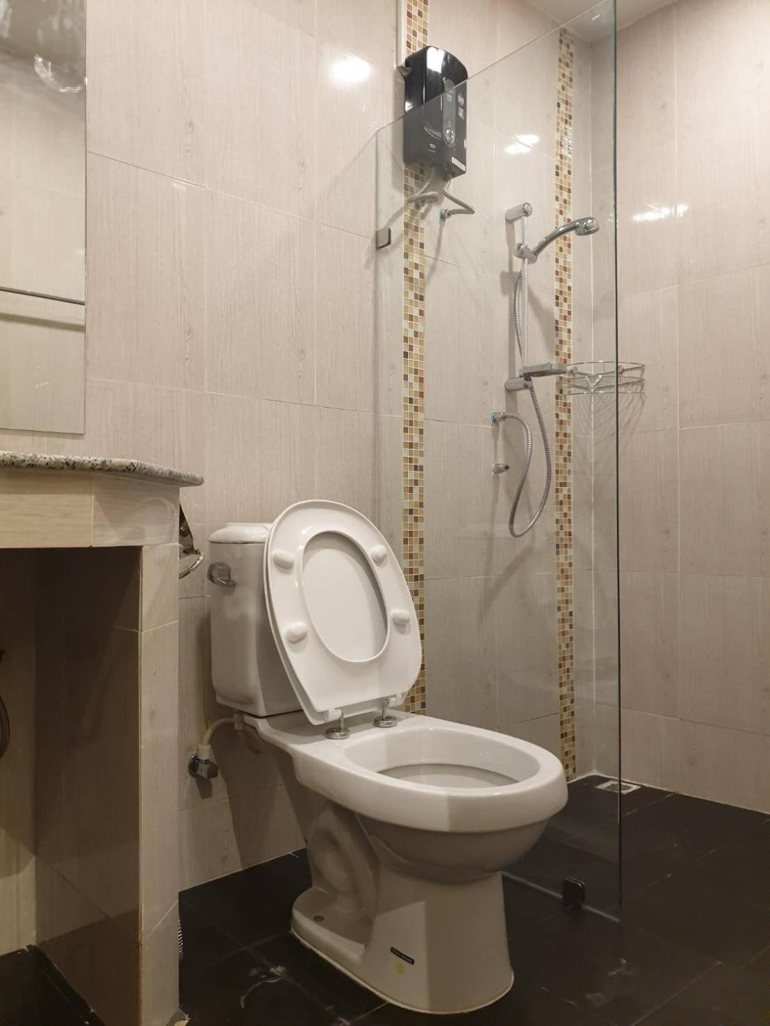 Standard King Room - Photo 7