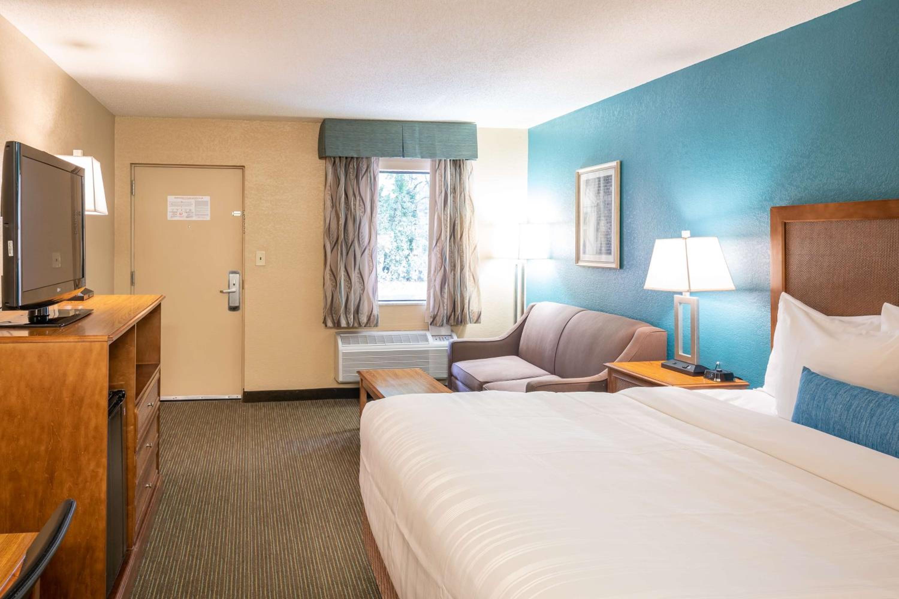 King Room - Non-Smoking - Photo 4