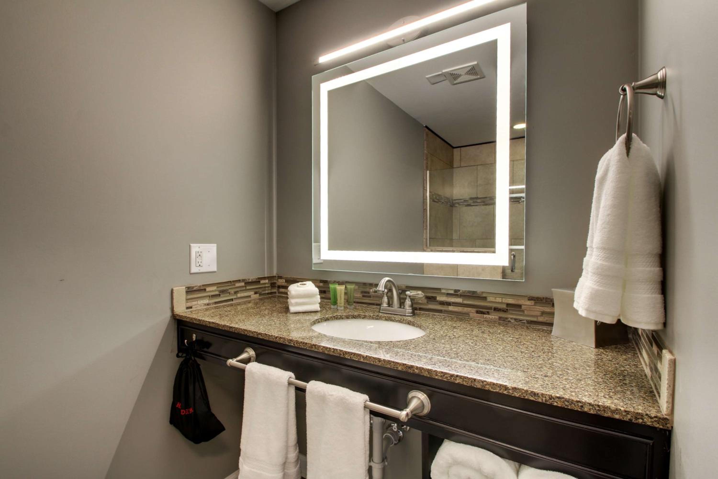 Queen Room with Two Queen Beds and Mobility Accessible Bathtub photo 2