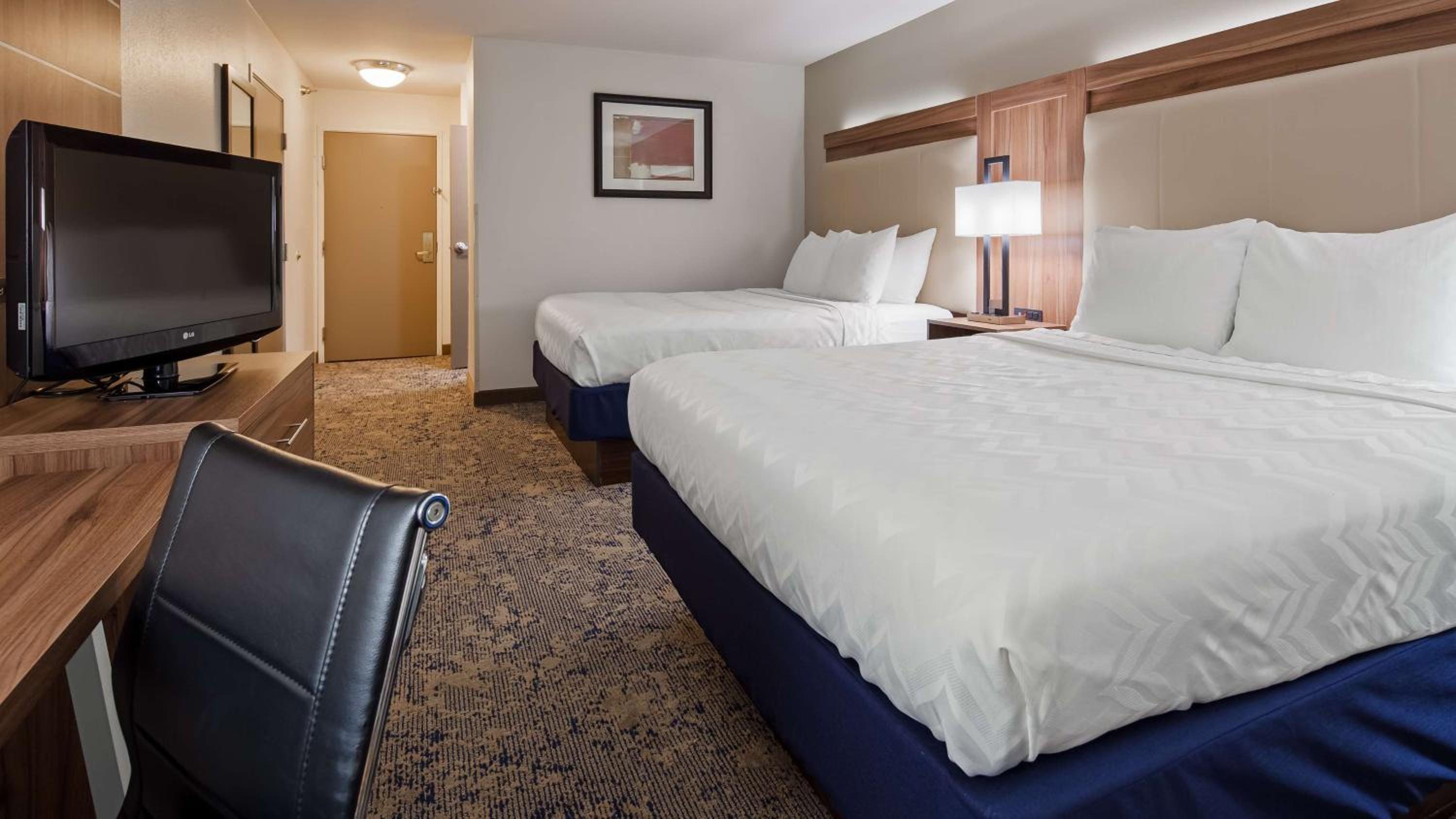 Queen Room with Two Queen Beds - Non-Smoking - Photo 2