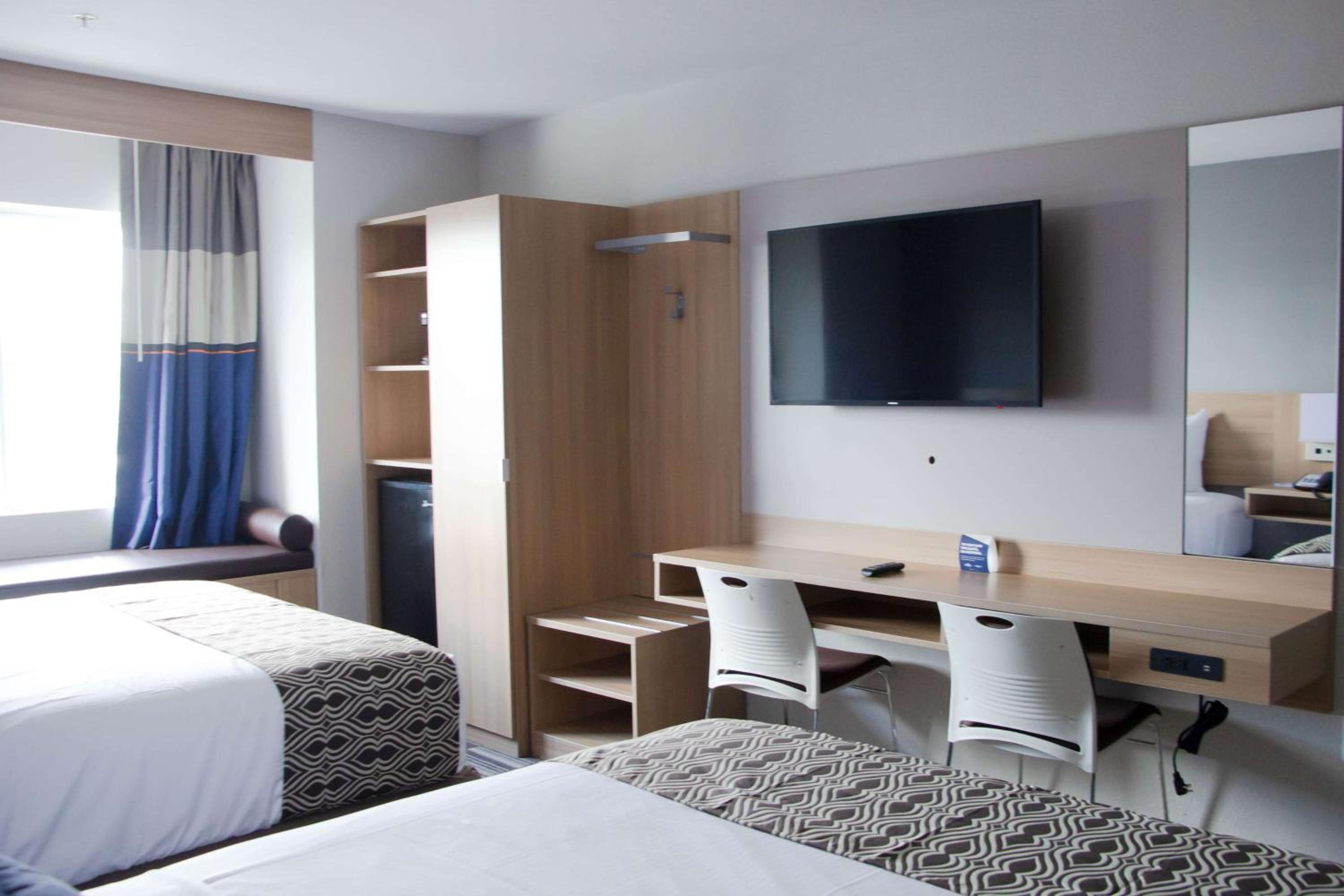 Queen Room with Two Queen Beds - Non-Smoking photo 1
