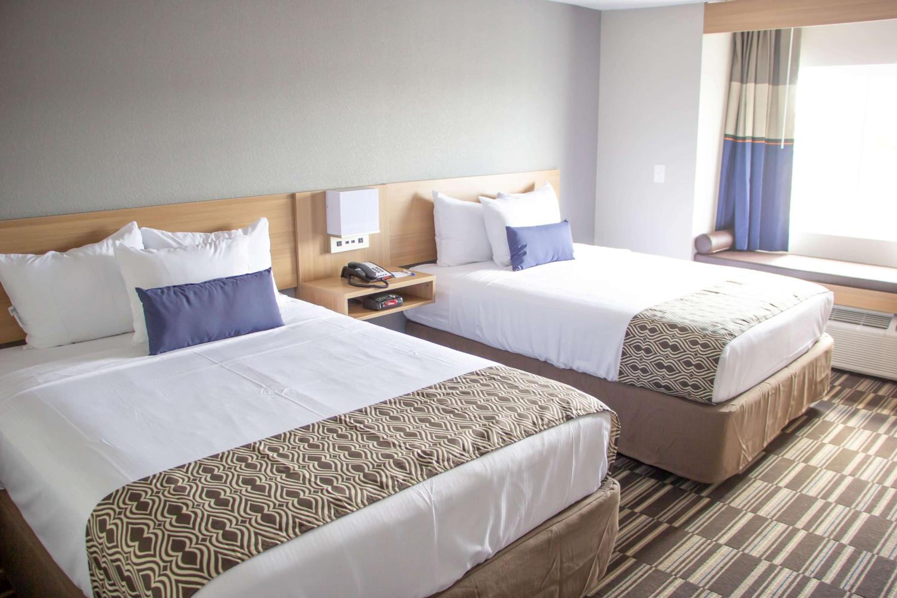 Queen Room with Two Queen Beds - Non-Smoking photo 3