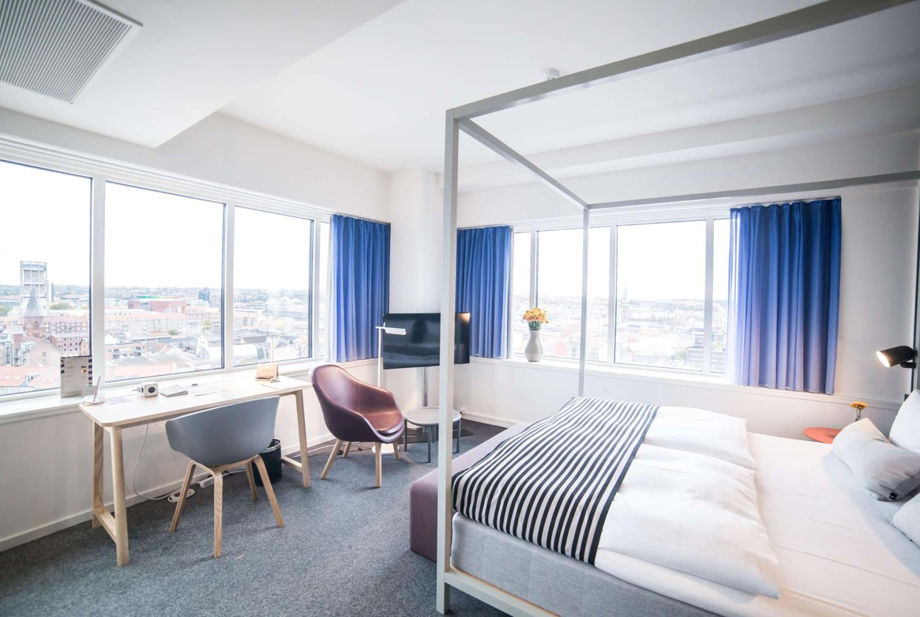 Superior Corner Double Room thumbnail 6