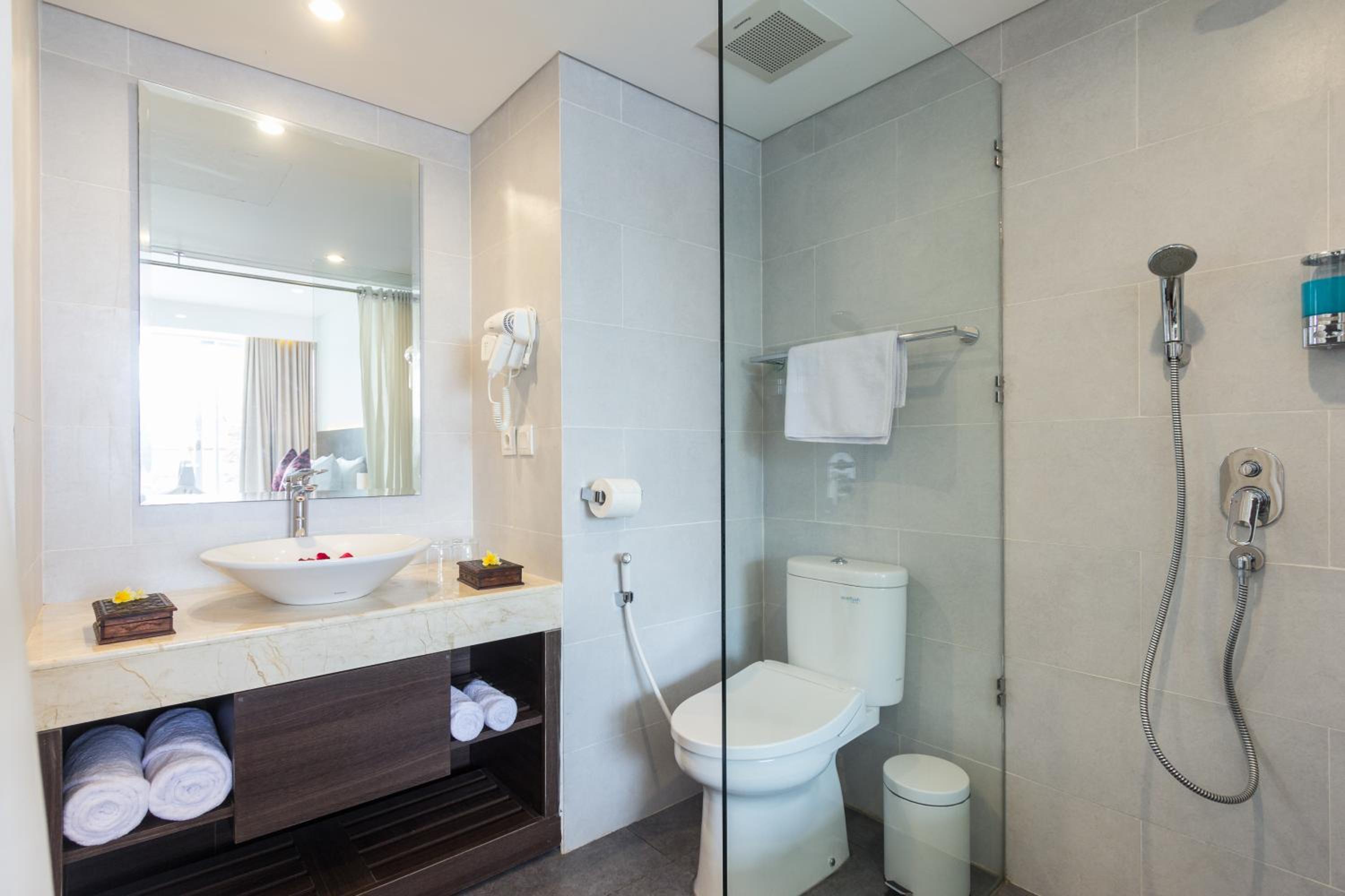 Deluxe Room With Pool Access - Photo 4