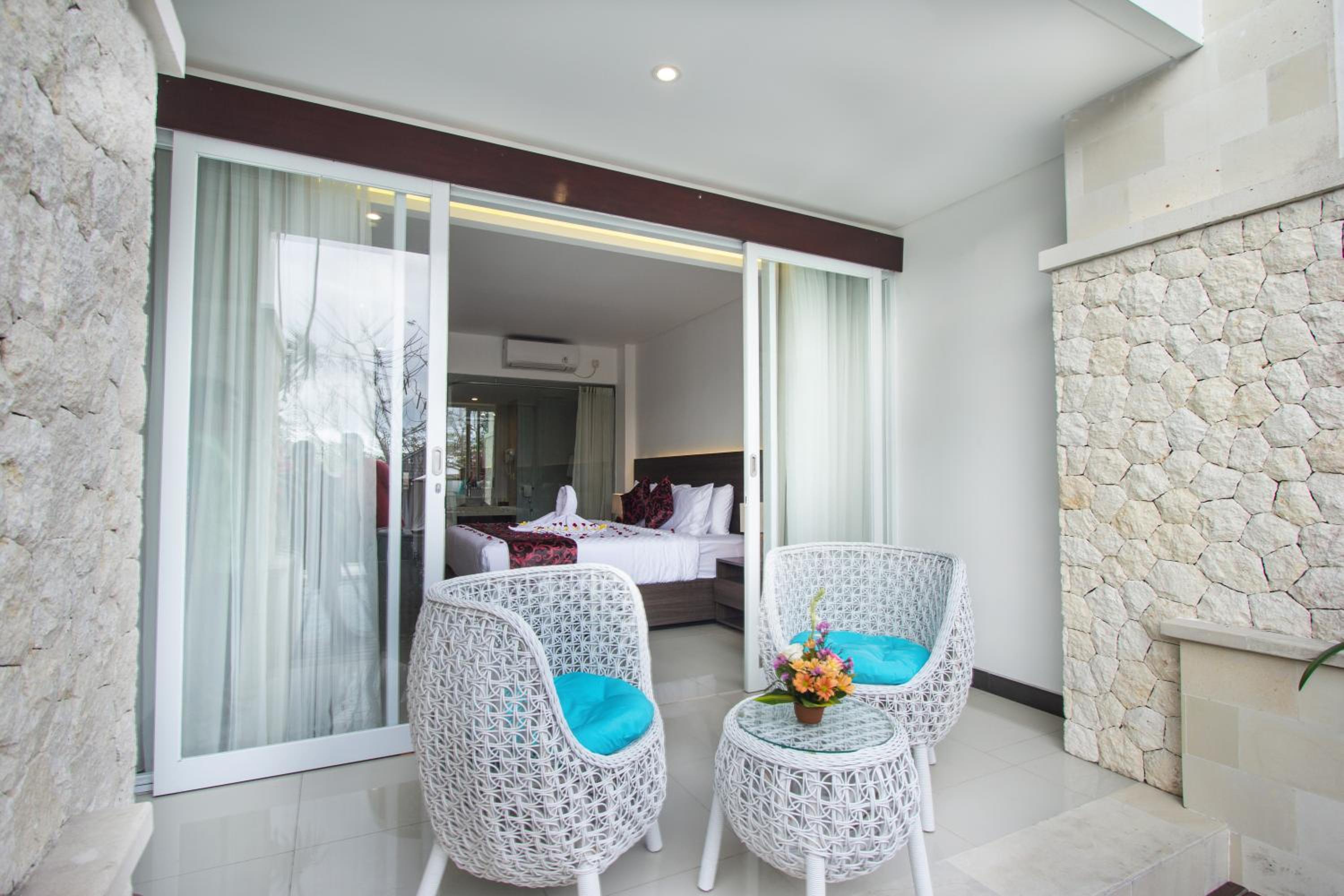 Deluxe Room With Pool Access - Photo 10