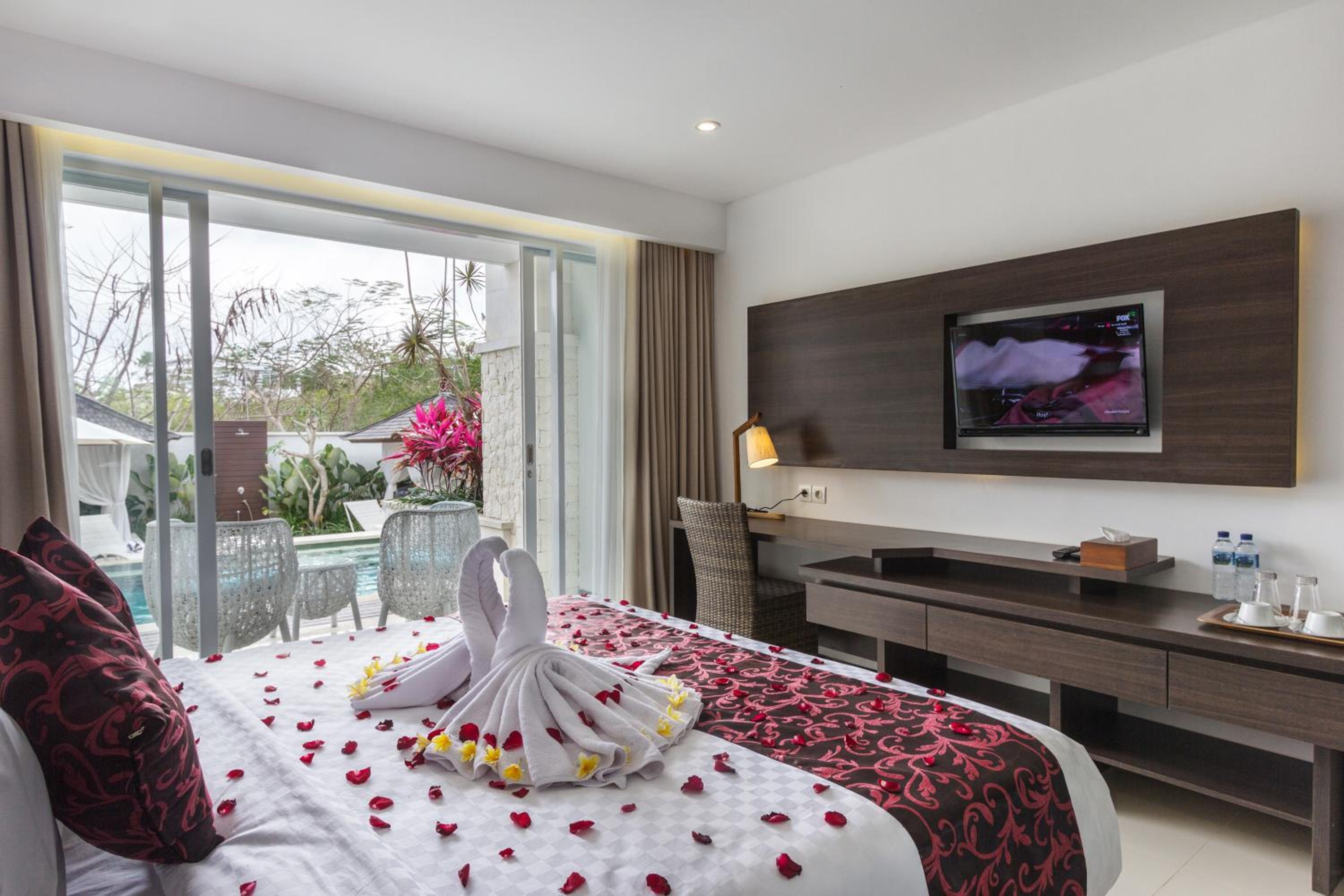 Deluxe Room With Pool Access - Photo 11